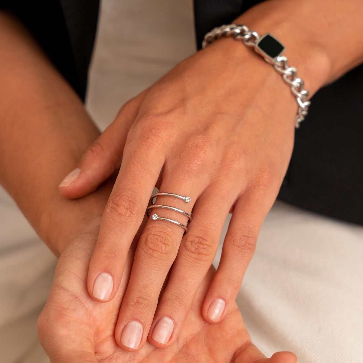 Detailaufnahme des Spiral-Steinrings Silber