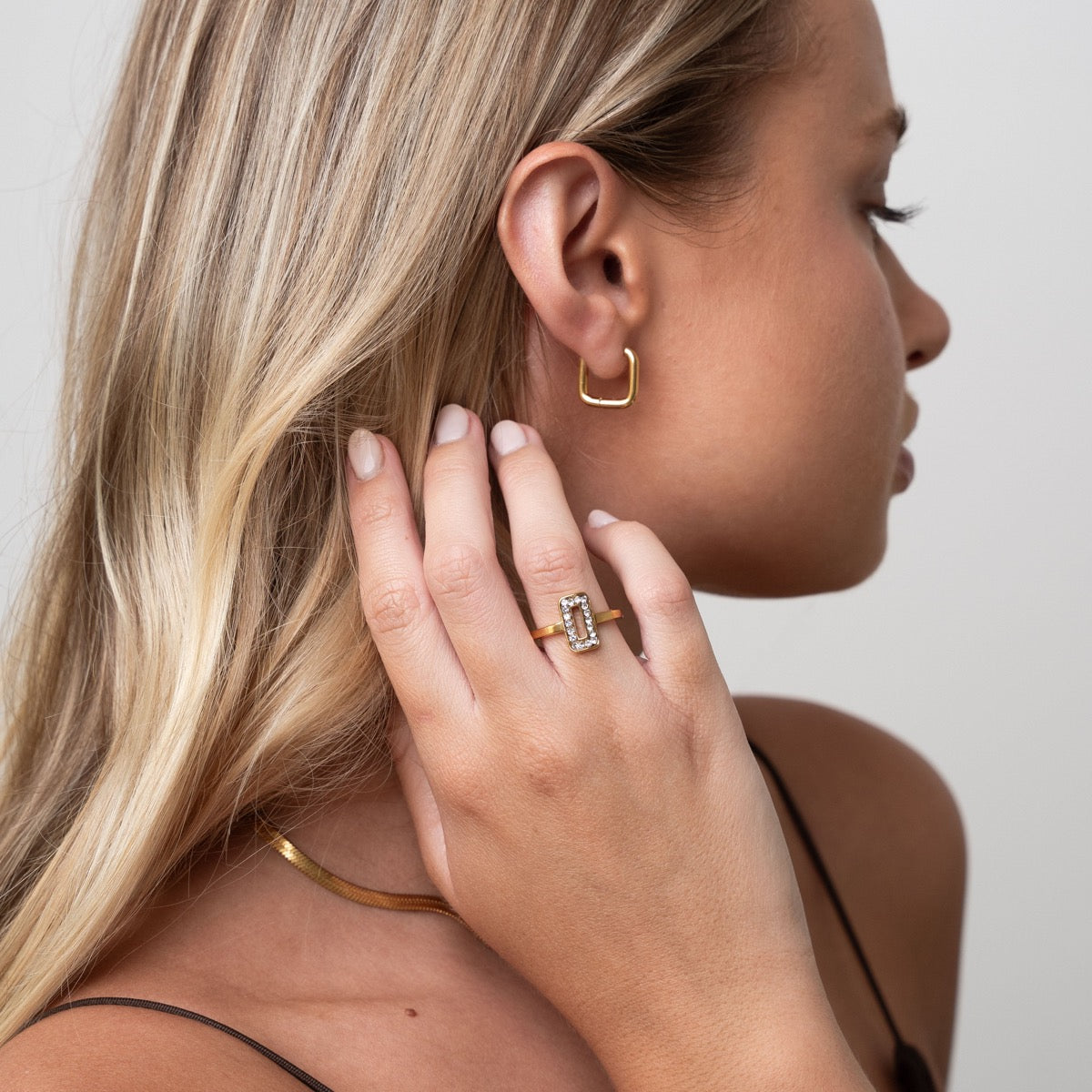 Detailaufnahme der Square Huggie Creole Gold
