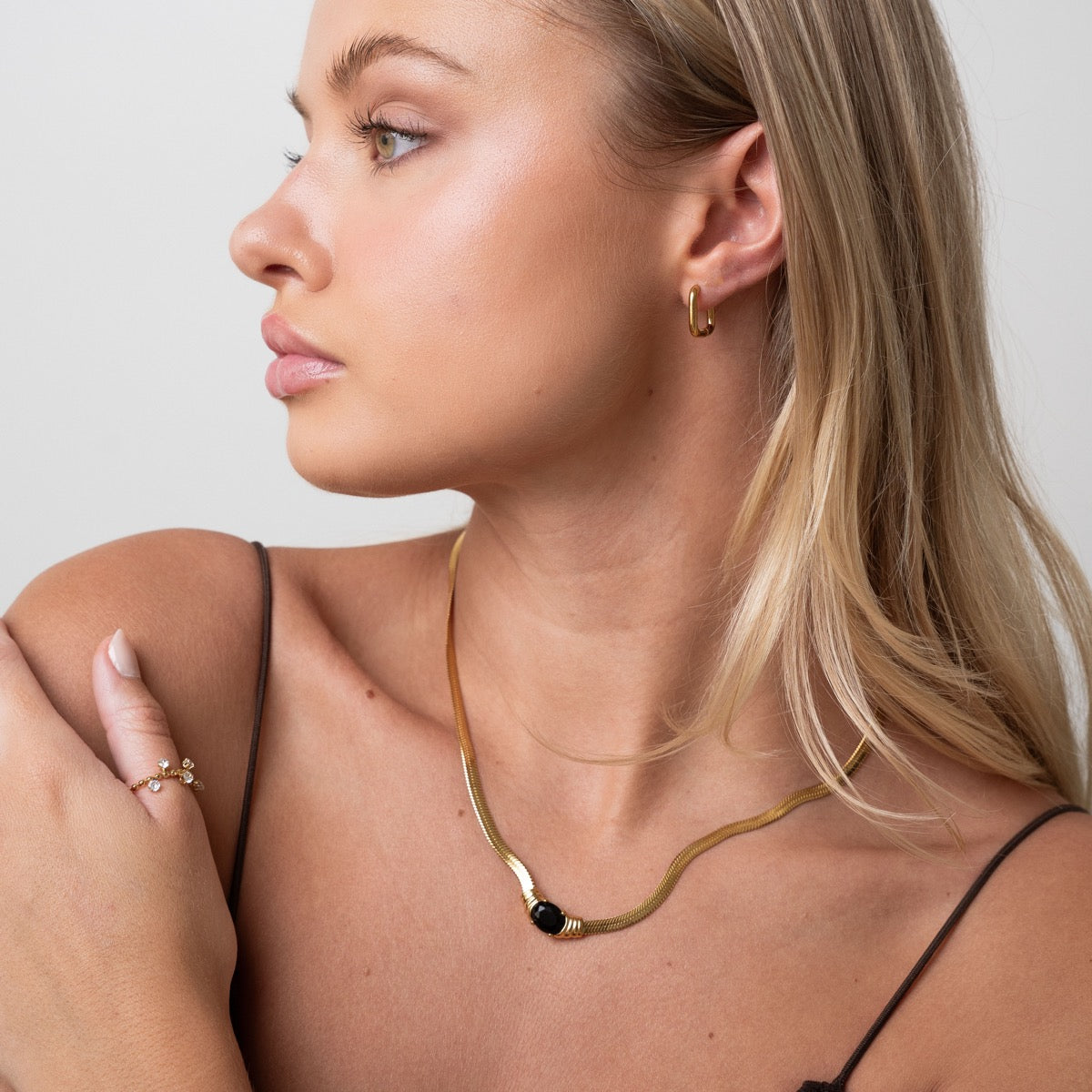 Seitliche Ansicht der Square Huggie Creole Gold