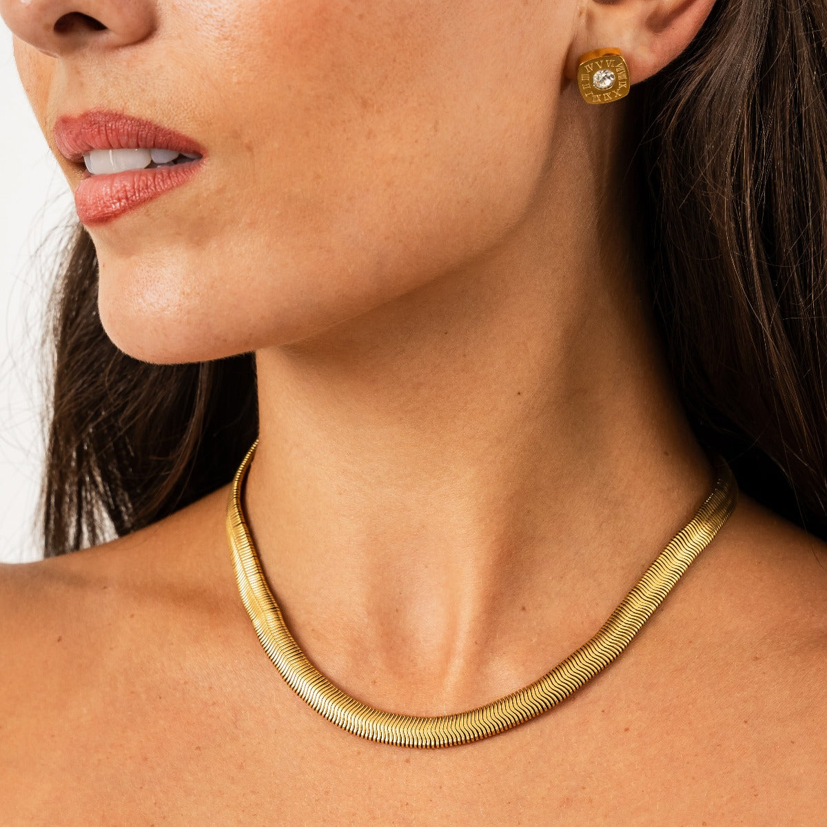 Seitliche Ansicht der Square Latin Ohrstecker Gold