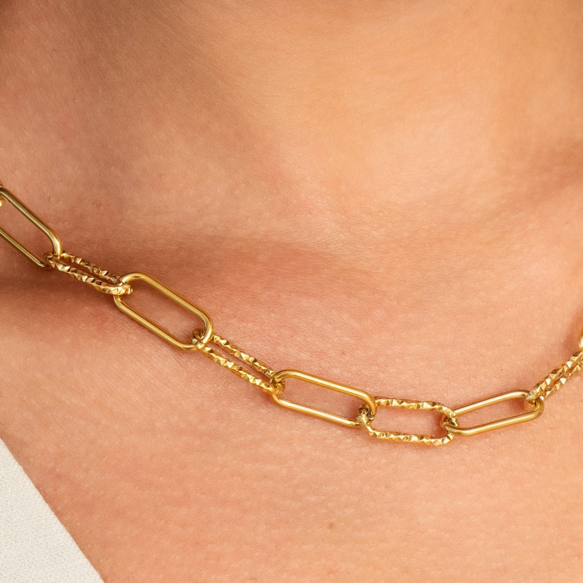 Nahaufnahme der Starre Gliederkette Halskette Gold