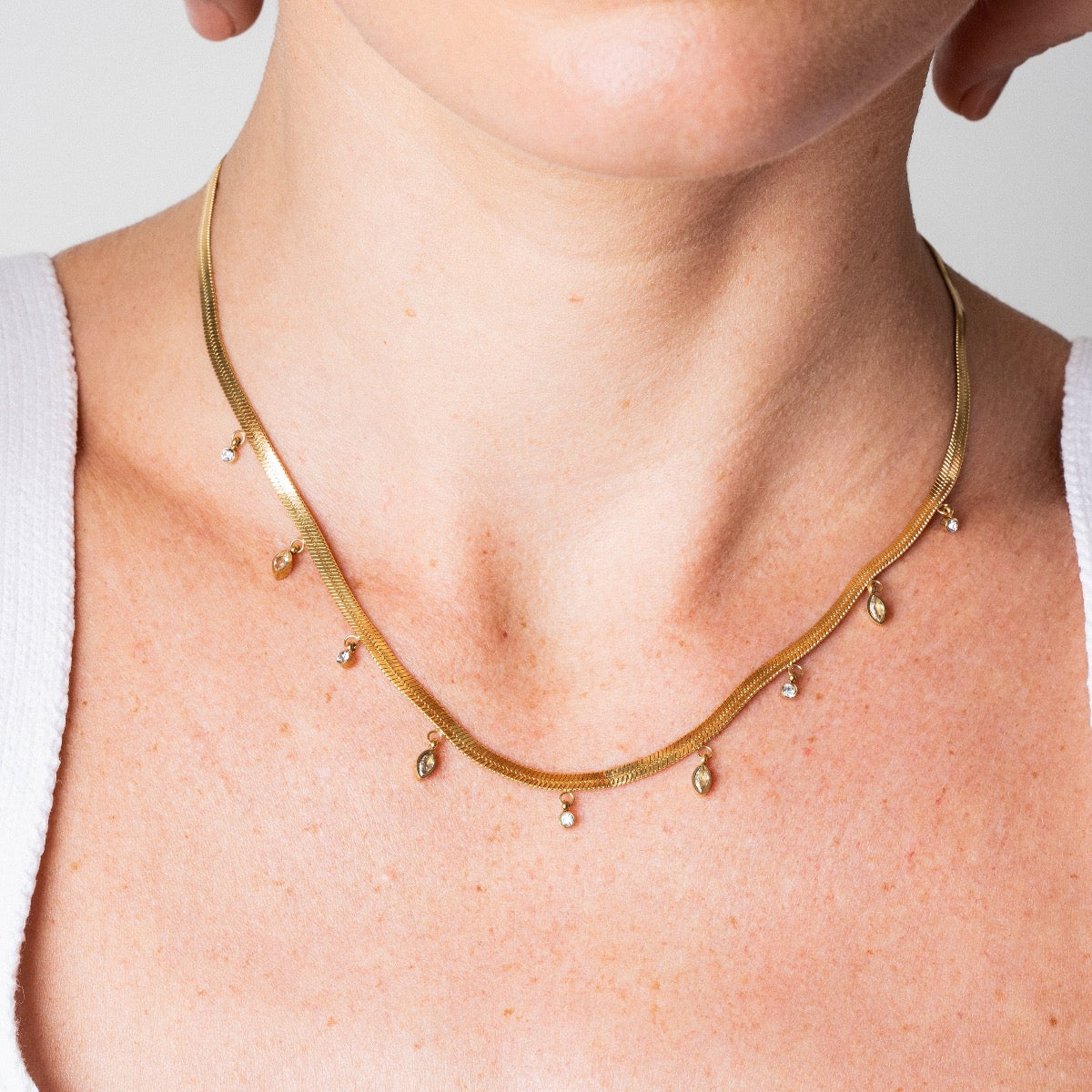 Detailaufnahme der Stein Schlangenkette Halskette Gold