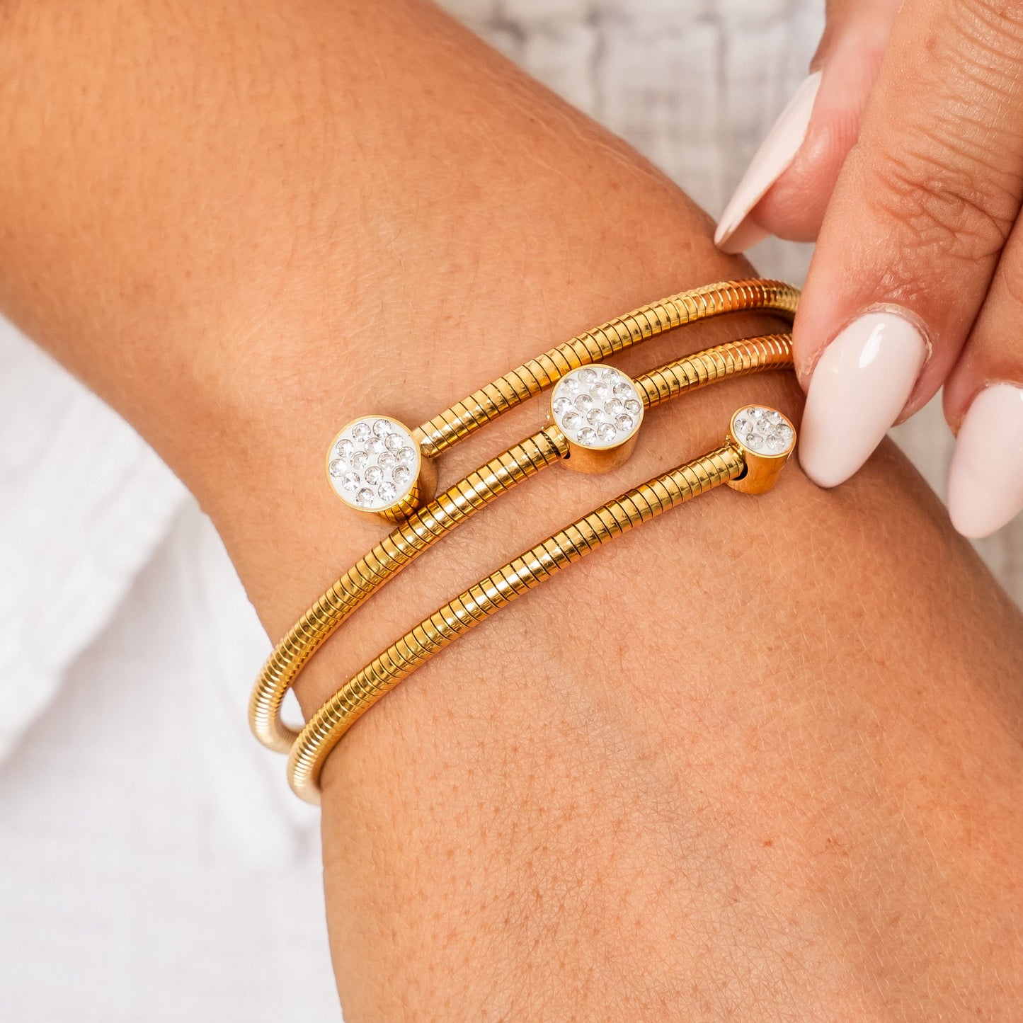 Seitliche Ansicht des Stein Twister Armreifs Gold