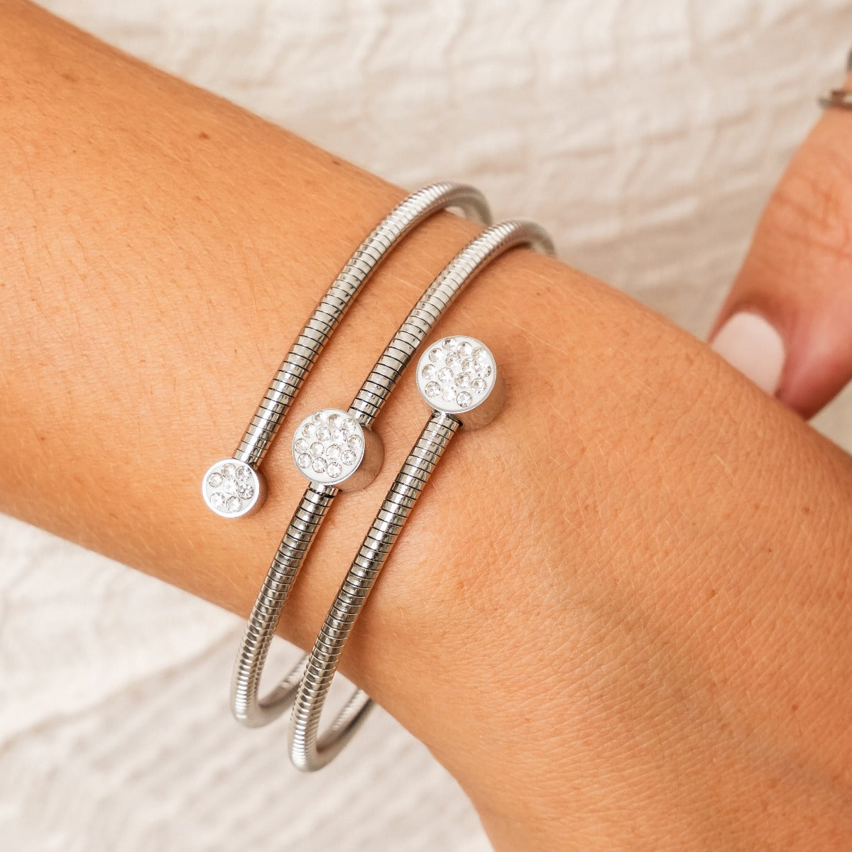 Detailaufnahme des Stein Twister Armreifs Silber