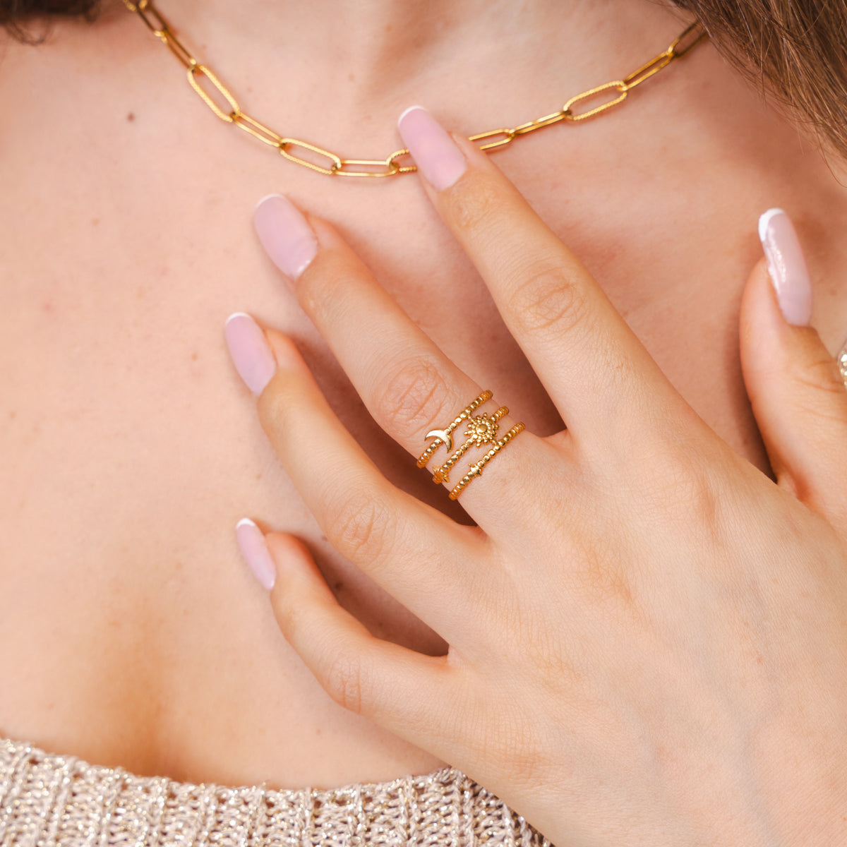 Sternenlinien Ring Gold am Finger getragen