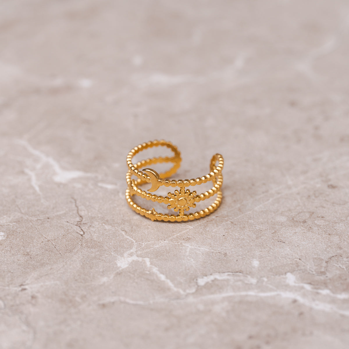 Seitliche Ansicht des Sternenlinien Rings Gold