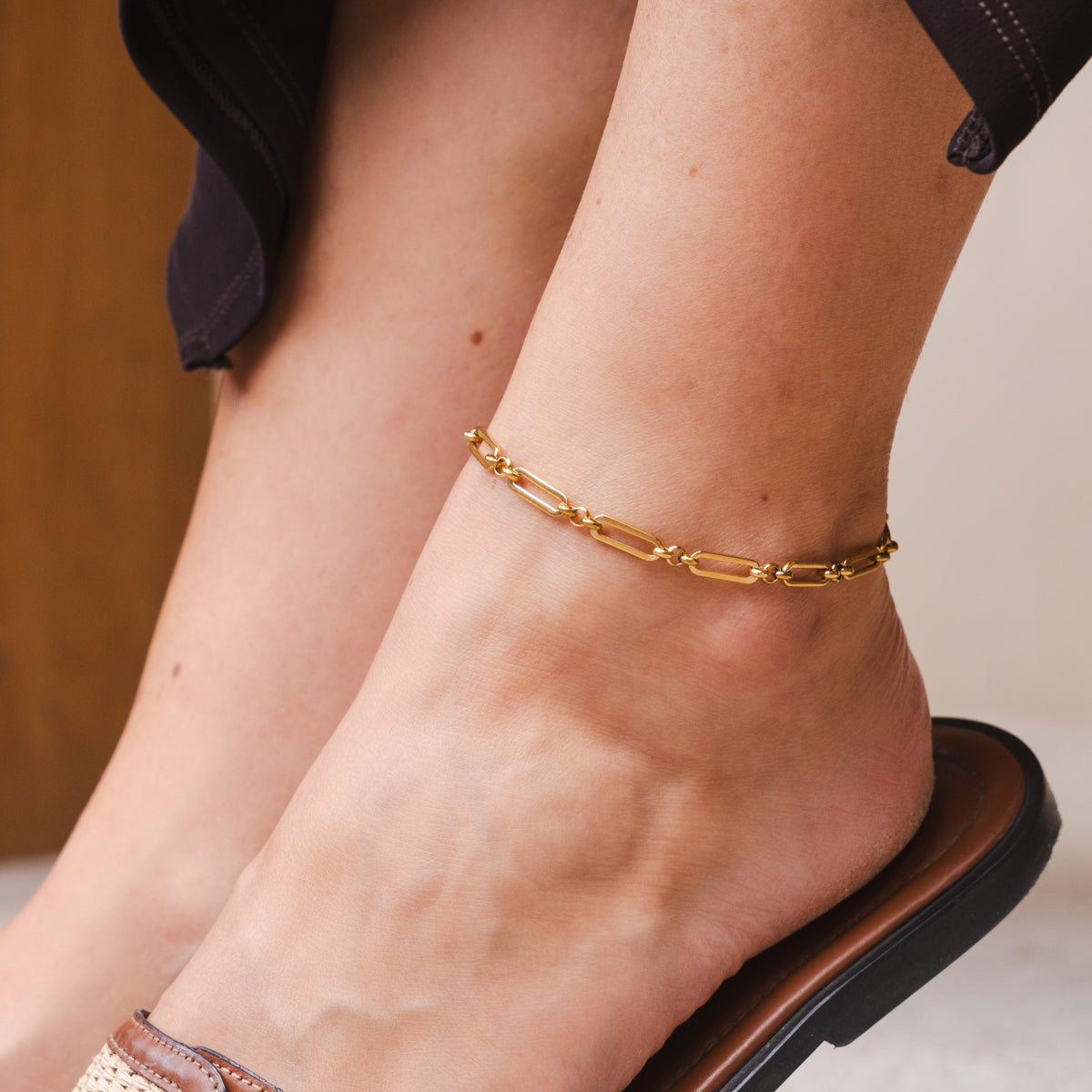 Seitliche Ansicht des Stone Clip Fußkettchens in Gold