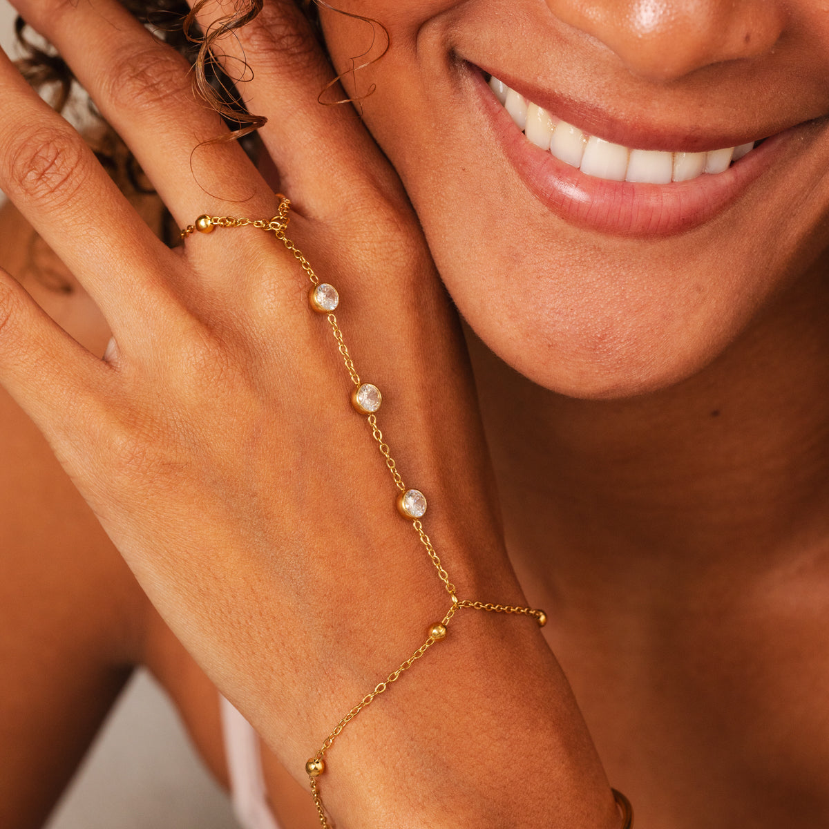Detailaufnahme der vergoldeten Stone Handkette