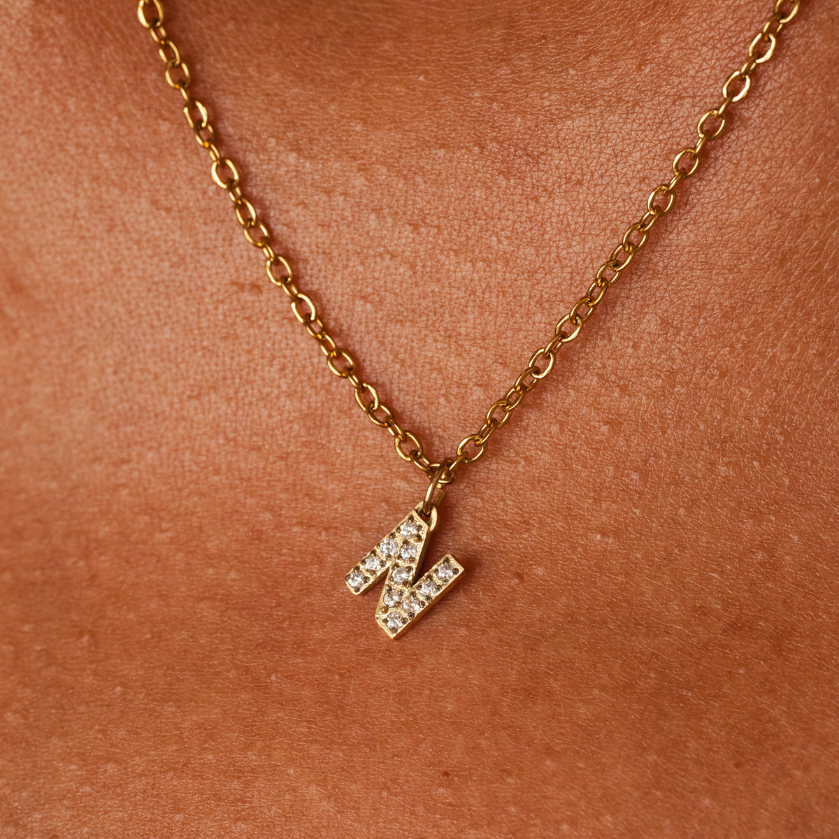 Stone Initial Halskette Gold – moderner Lifestyle-Look