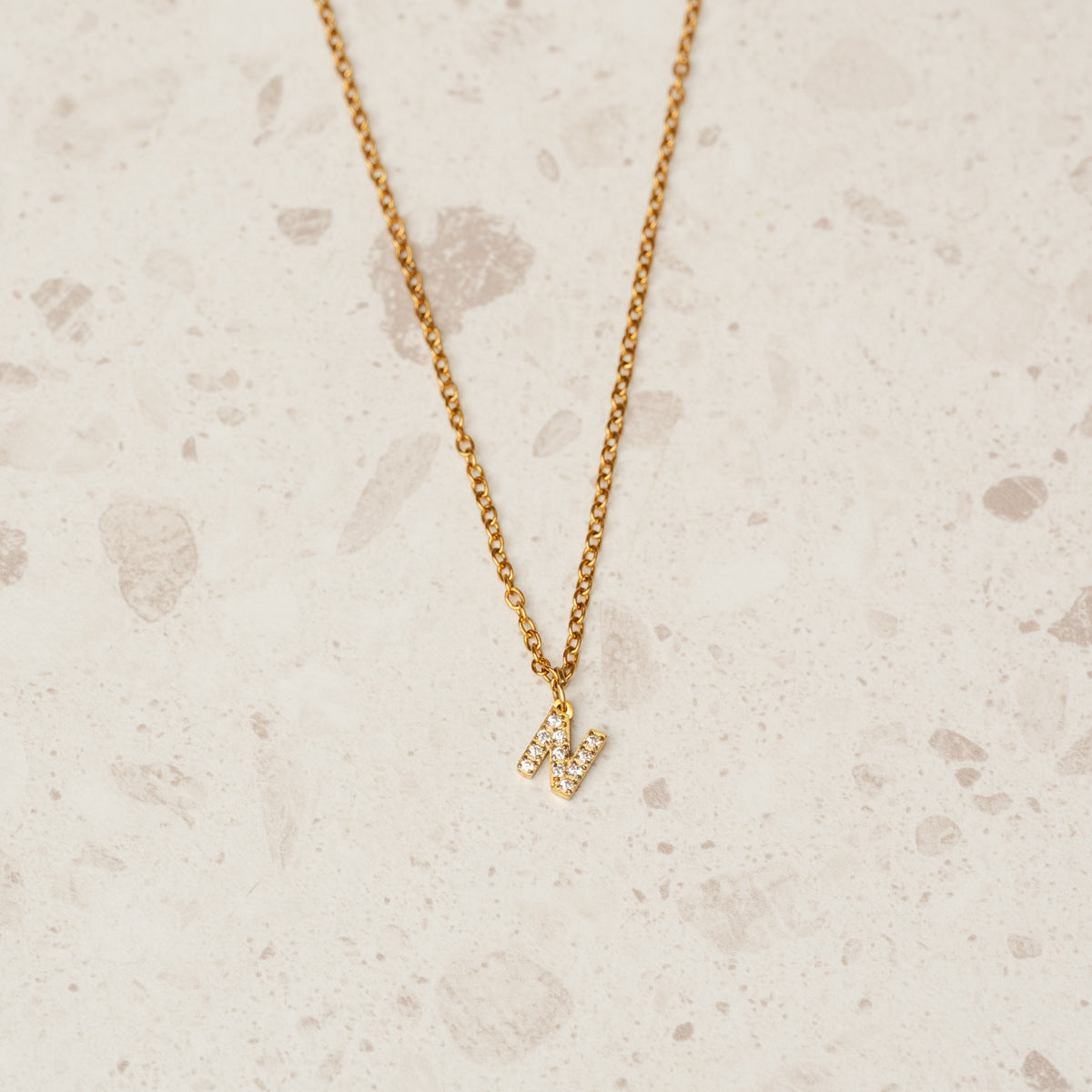 Seitliche Ansicht der Stone Initial Halskette Gold