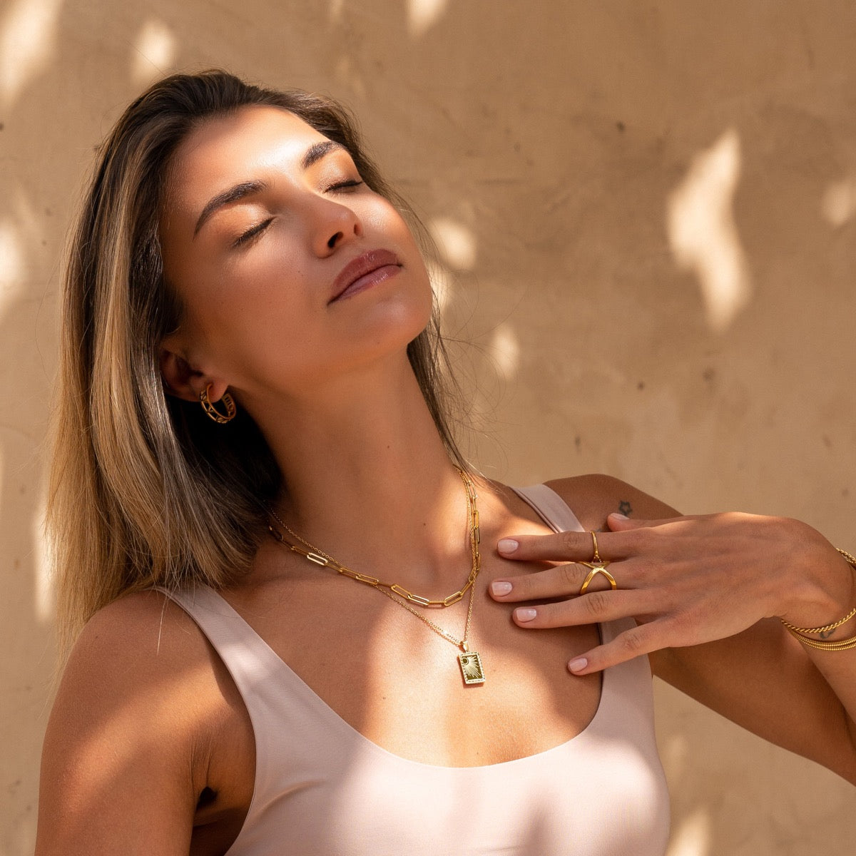 Detailaufnahme der Sunrise Plate Pendant Halskette Gold
