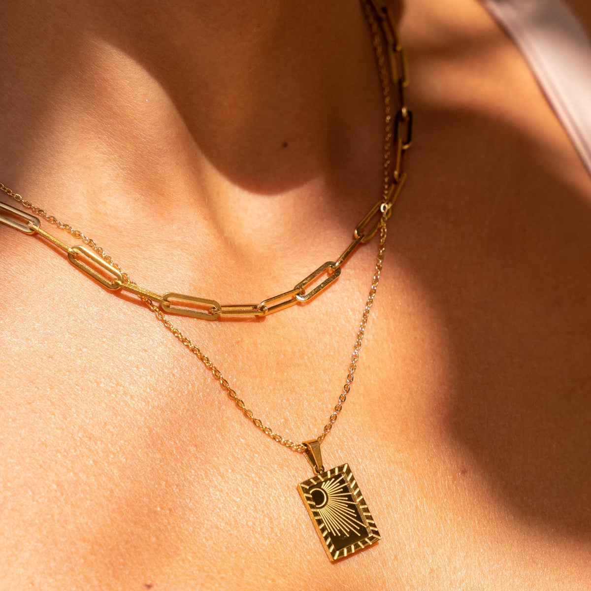 Seitliche Ansicht der Sunrise Plate Pendant Halskette Gold