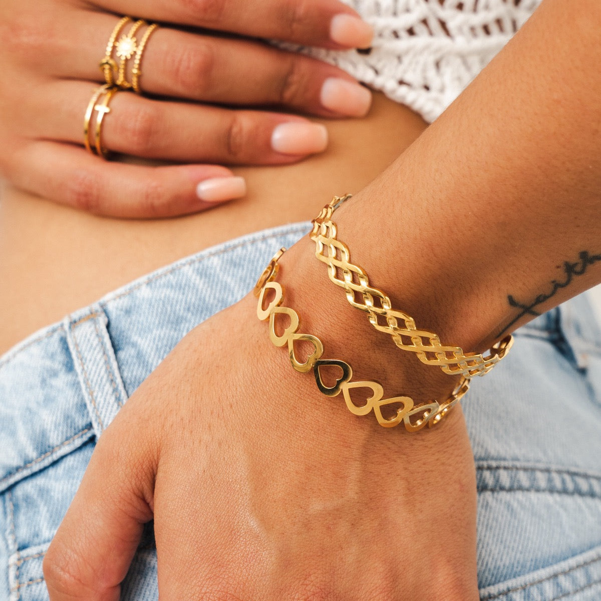 Detailaufnahme des Tahiti Armreifs Gold