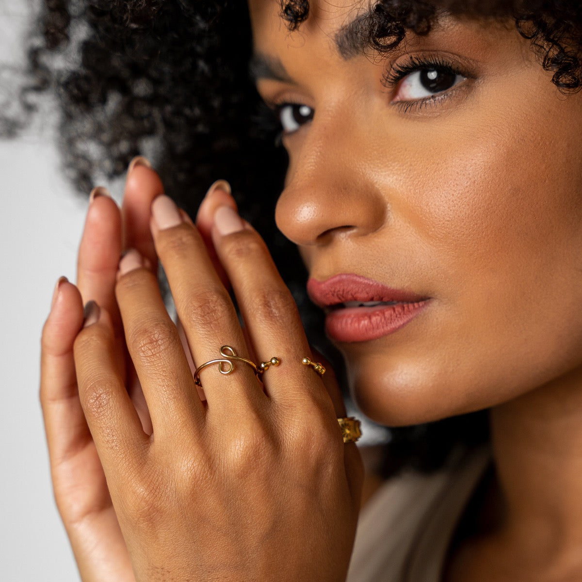 Seitliche Ansicht des Tempur Fidget Rings Gold