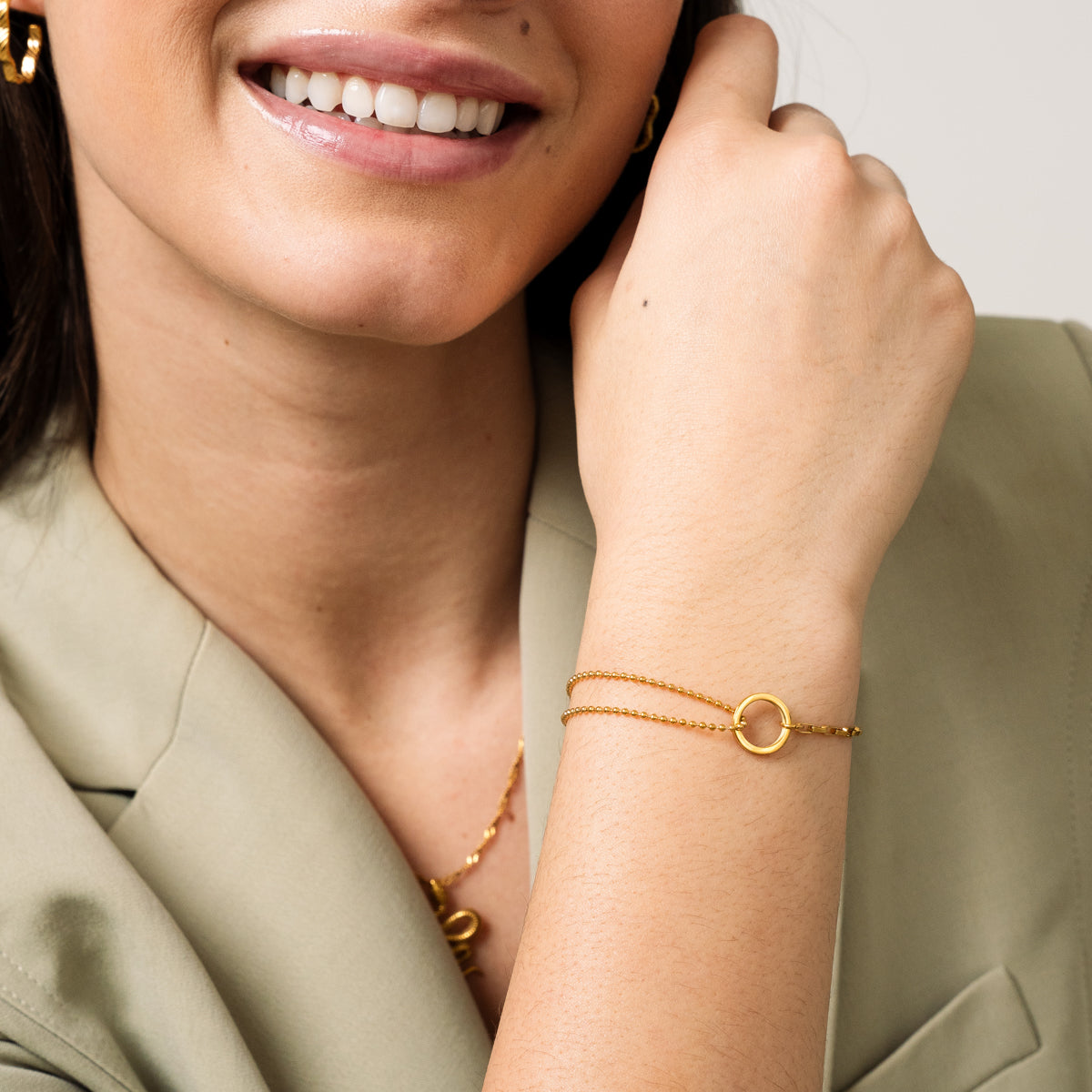 Detailaufnahme des Tennis Box Anhänger Armbands Gold