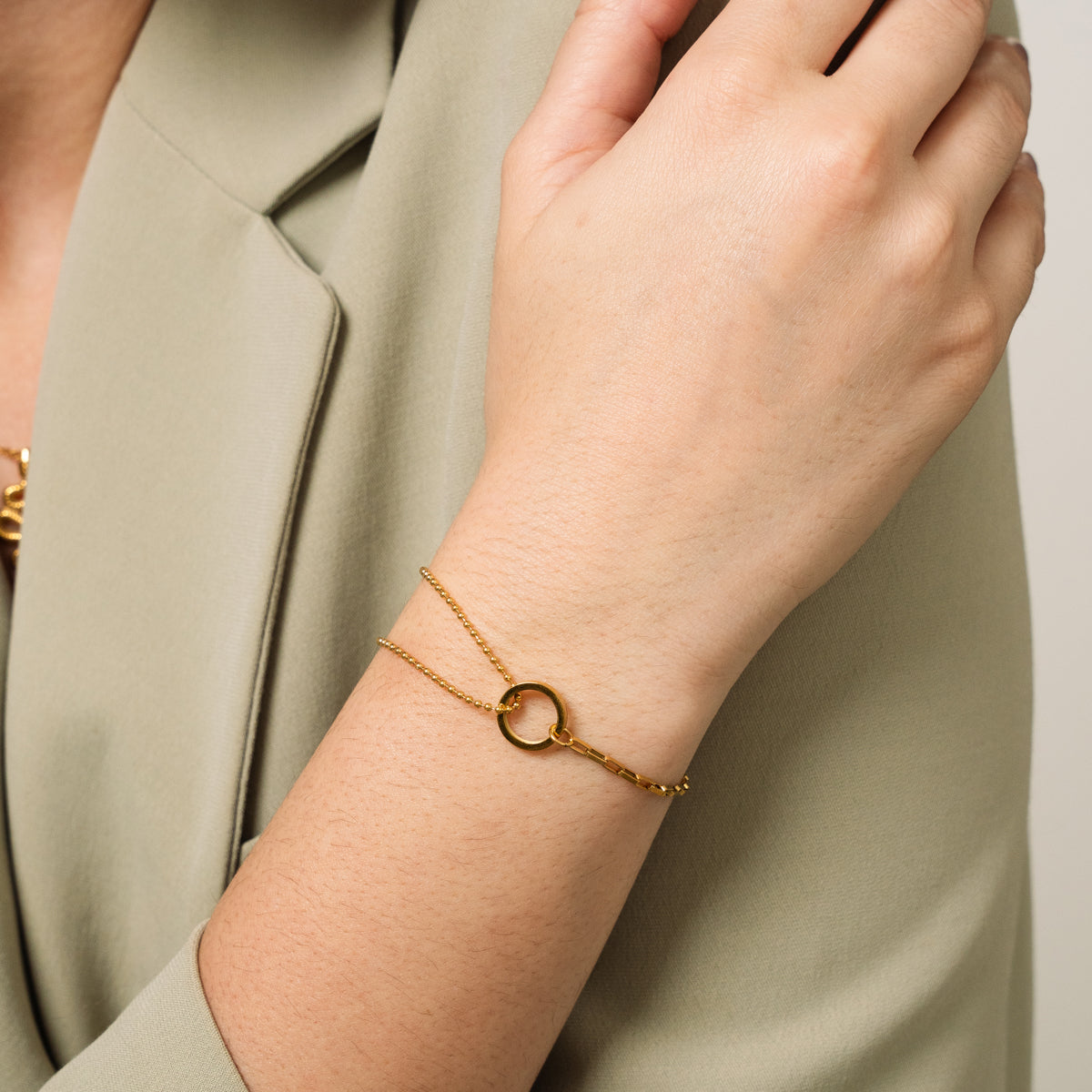 Tennis Box Anhänger Armband Gold am Handgelenk getragen