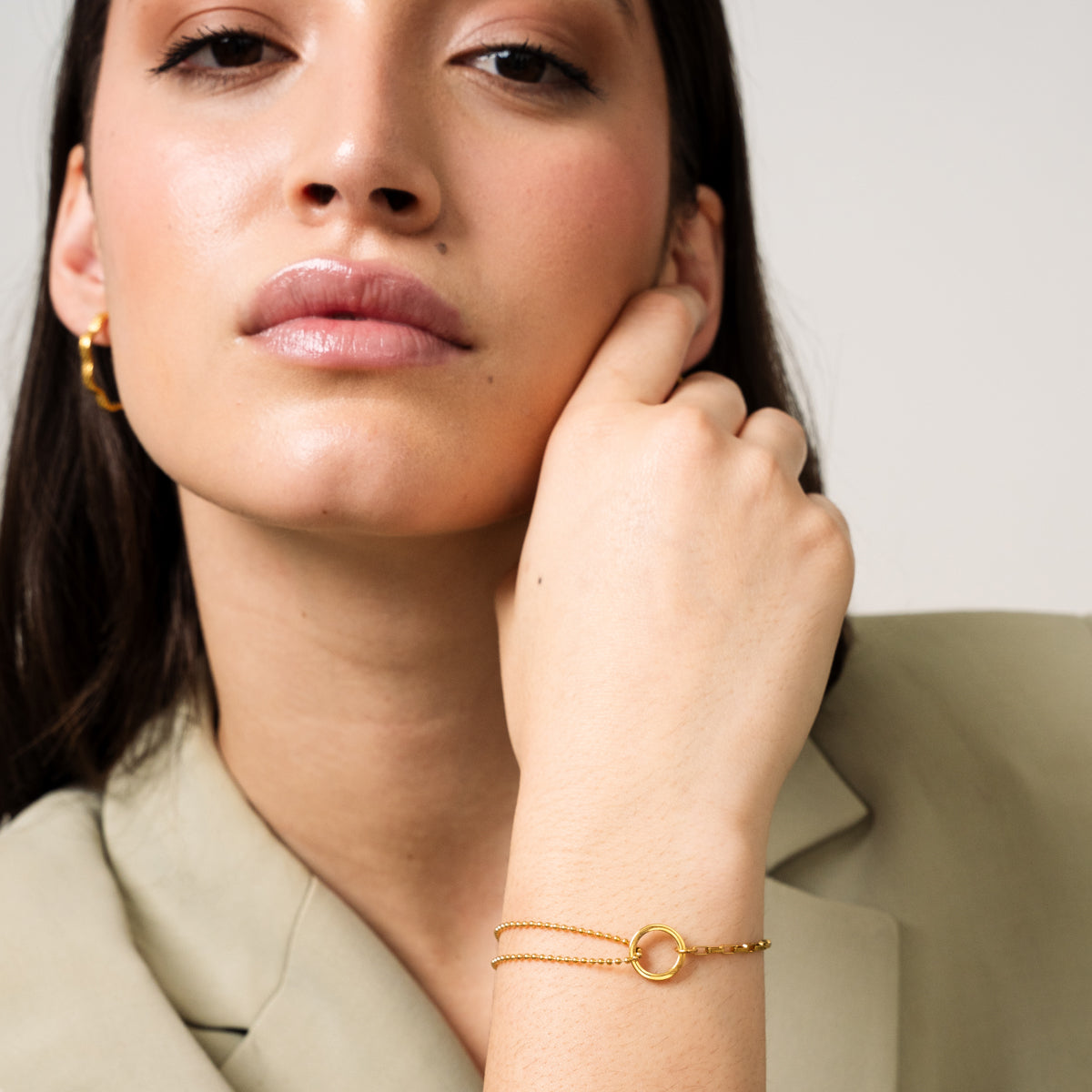 Seitliche Ansicht des Tennis Box Armbands Gold