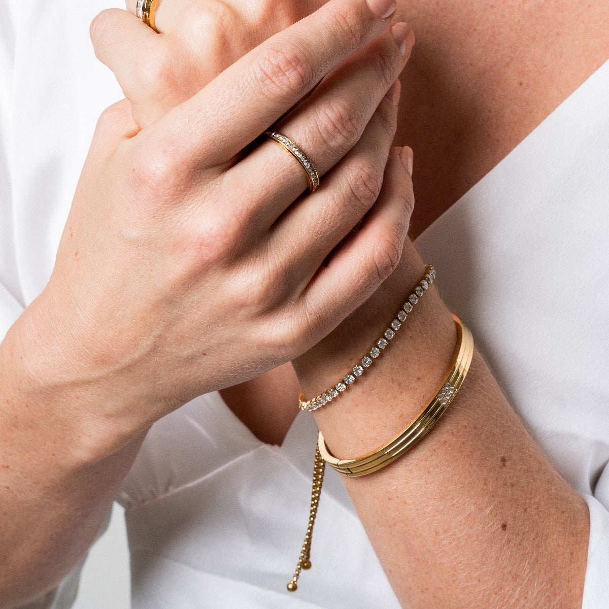 Tennis Kettenarmband Gold am Handgelenk getragen