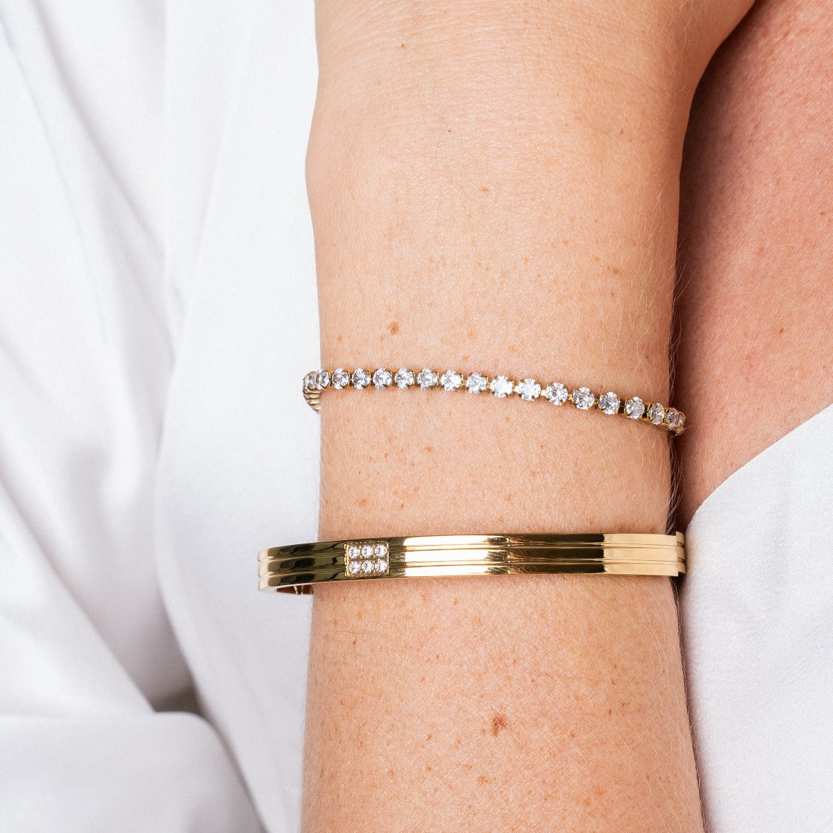 Seitliche Ansicht des Tennis Kettenarmbands Gold