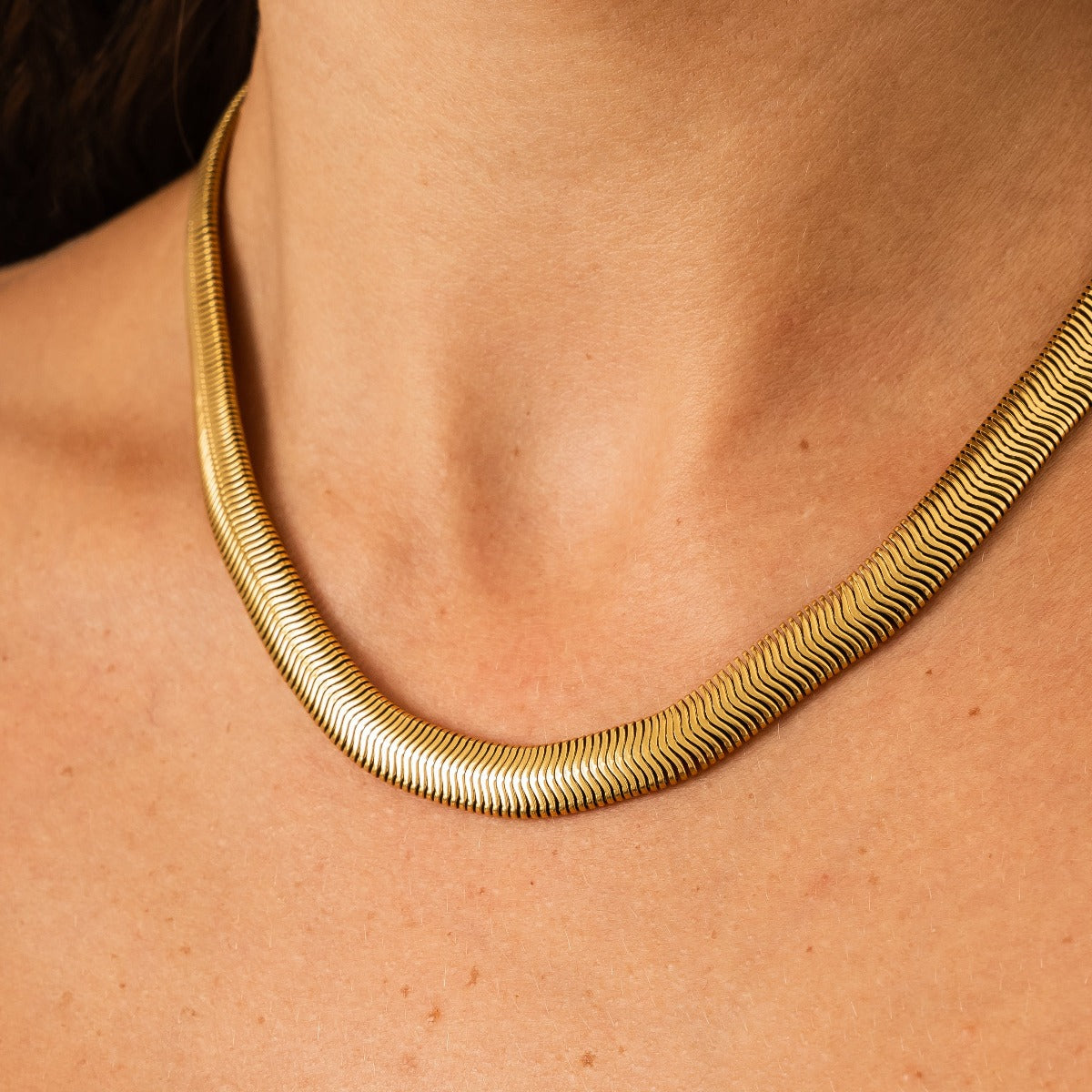 Seitliche Ansicht der Toggle Snake Chain Halskette Gold