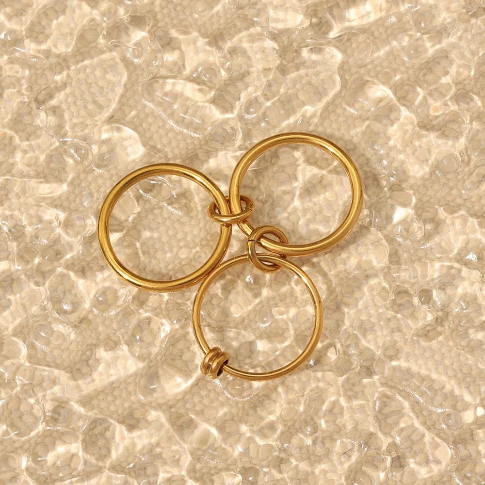 Triple loop spinner ring in gift packaging