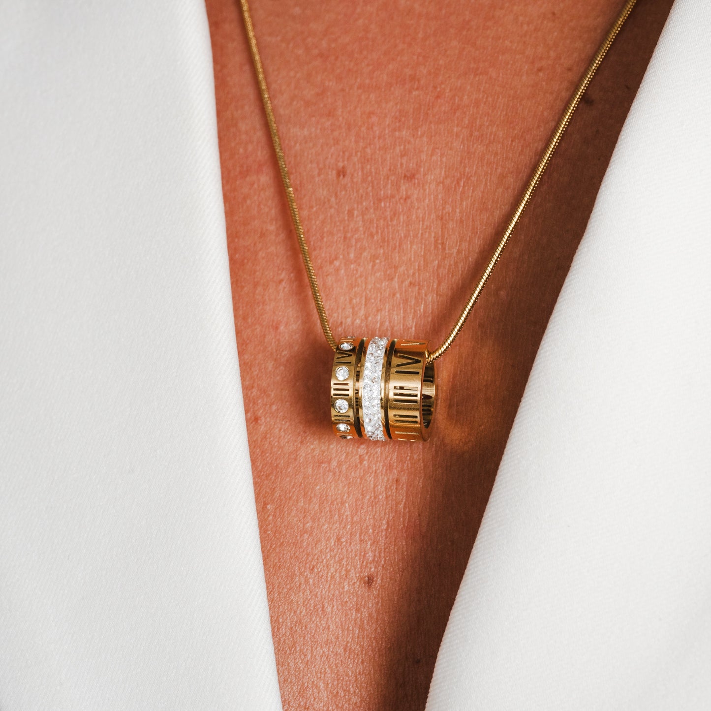 Nahaufnahme der Triple Stack Ring Halskette Gold