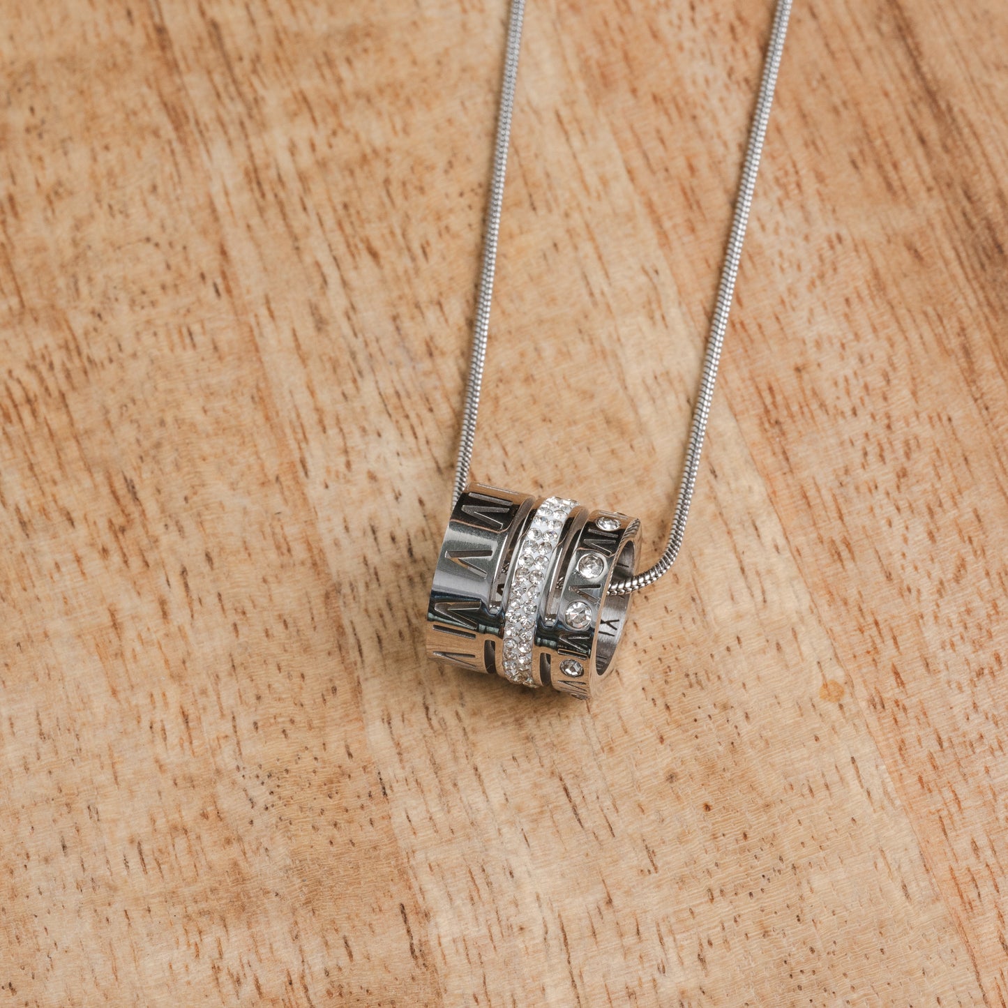 Nahaufnahme der Triple Stack Ring Halskette Silber