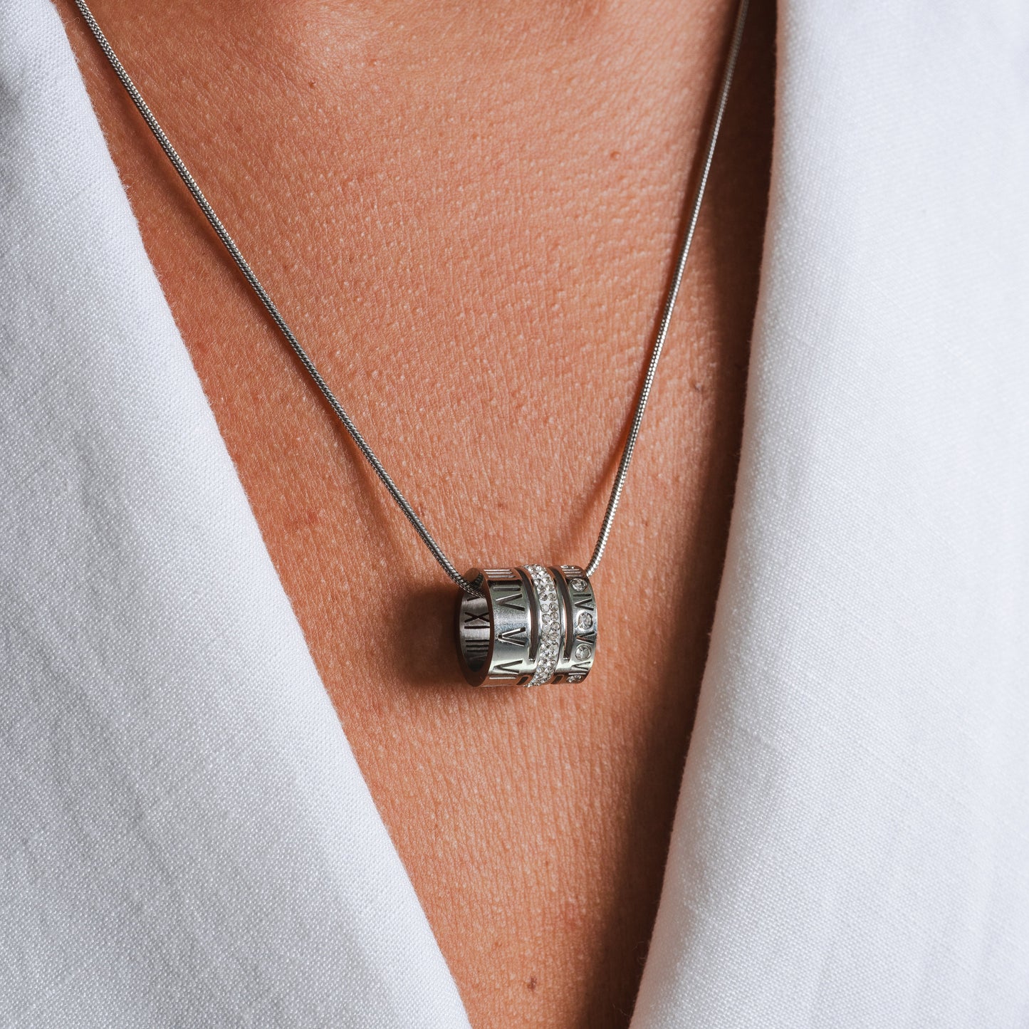 Detailaufnahme der Triple Stack Ring Halskette Silber