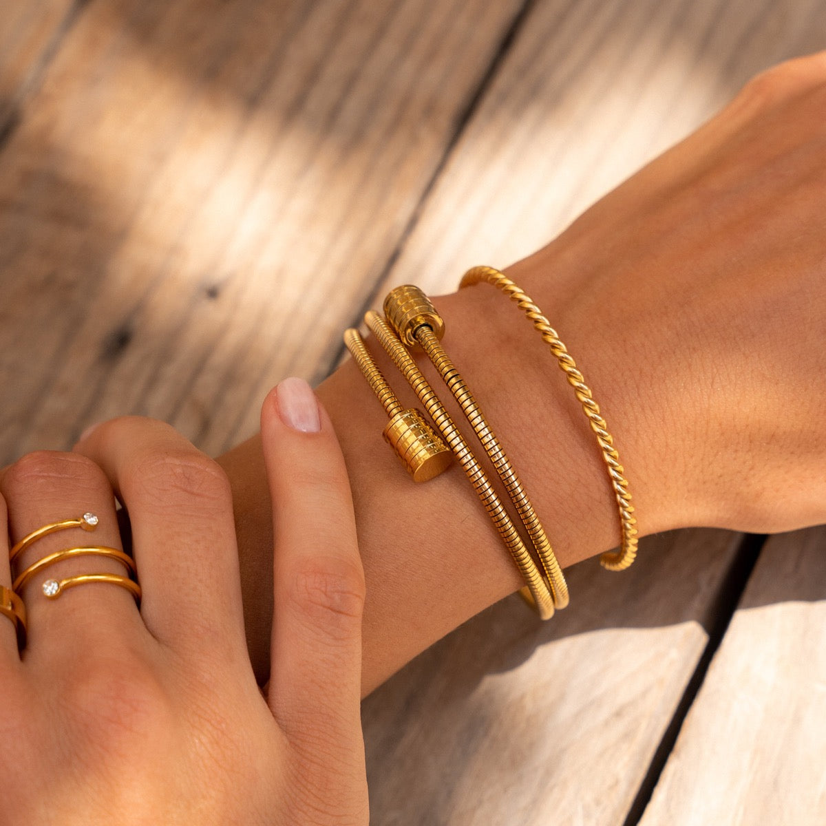 Detailaufnahme des Twister Armreifs Gold