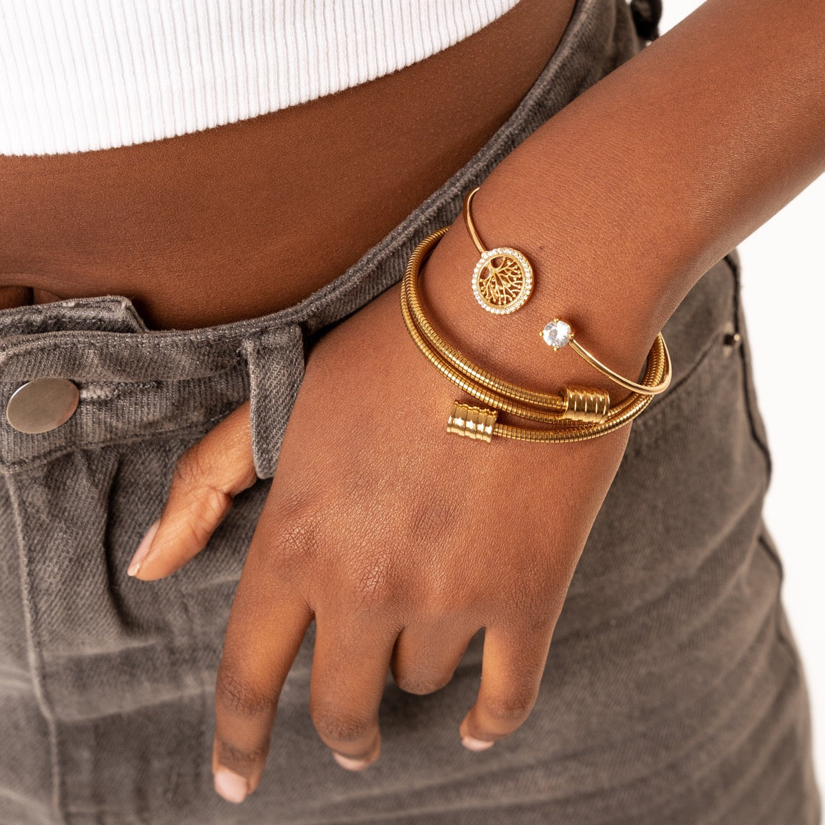 Seitliche Ansicht des Twister Armreifs Gold