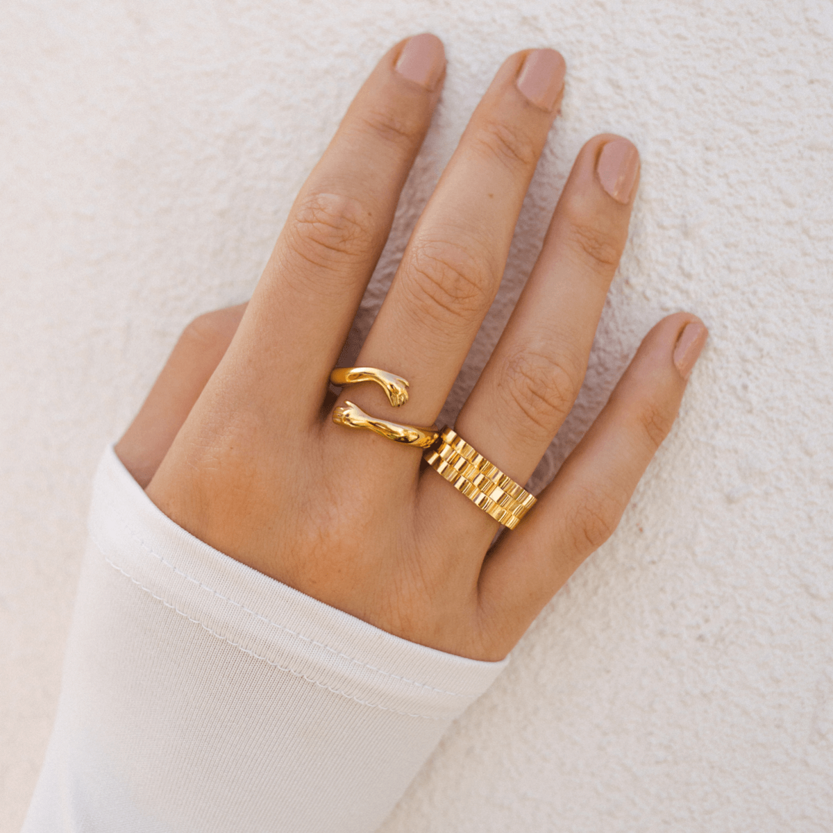 Detailaufnahme des Uhrenarmband-Rings Gold