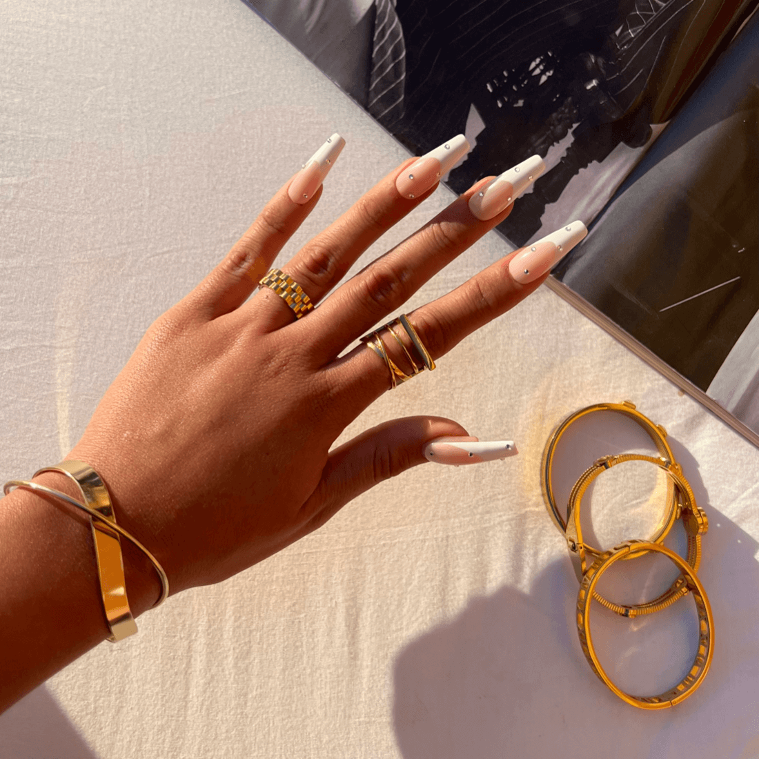 Uhrenarmband-Ring Gold am Finger getragen