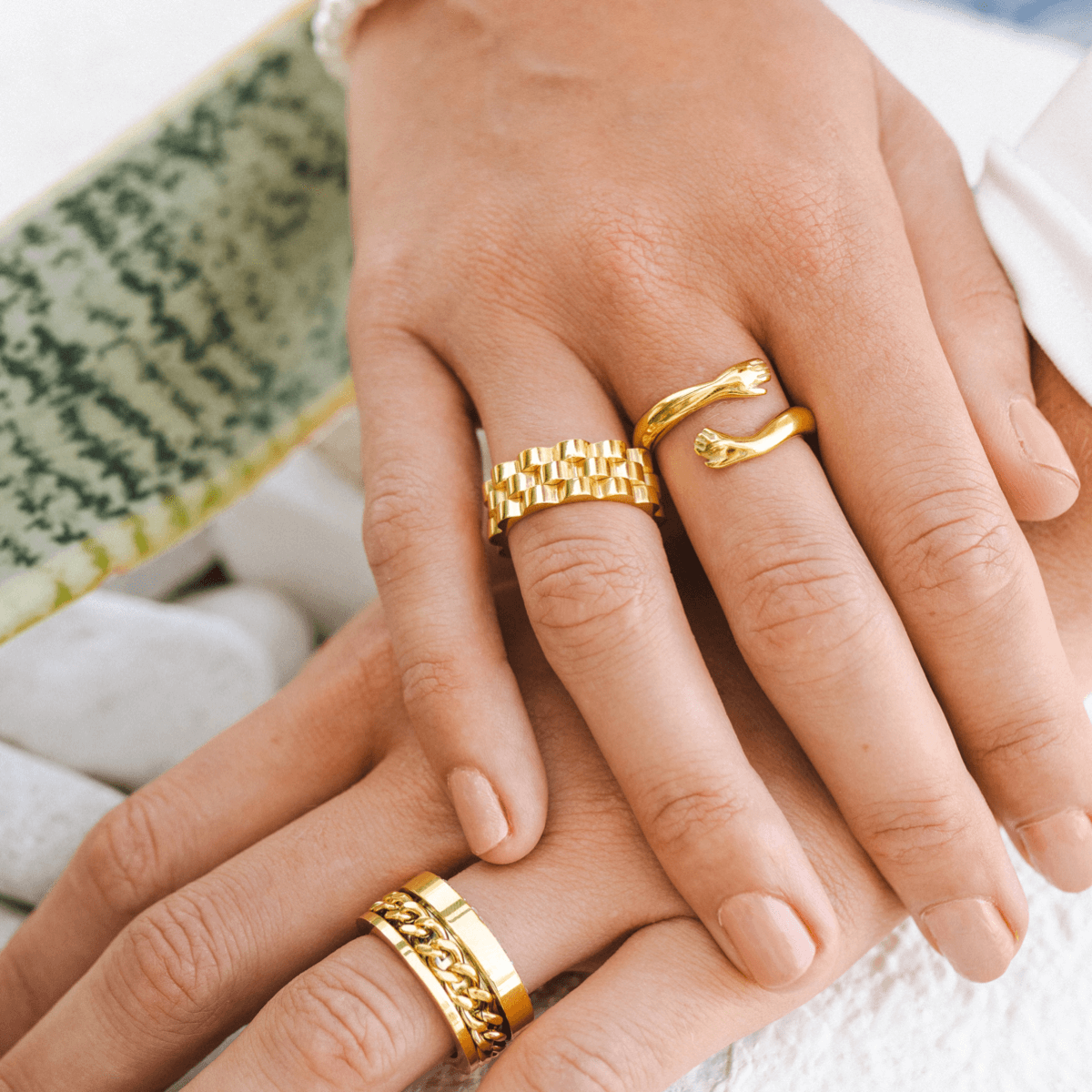 Seitliche Ansicht des Uhrenarmband-Rings Gold