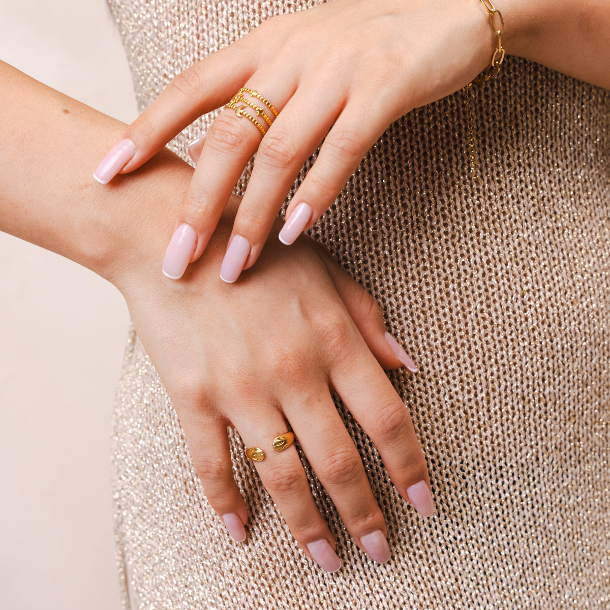 Nahaufnahme des Umarmungs-Band Rings Gold