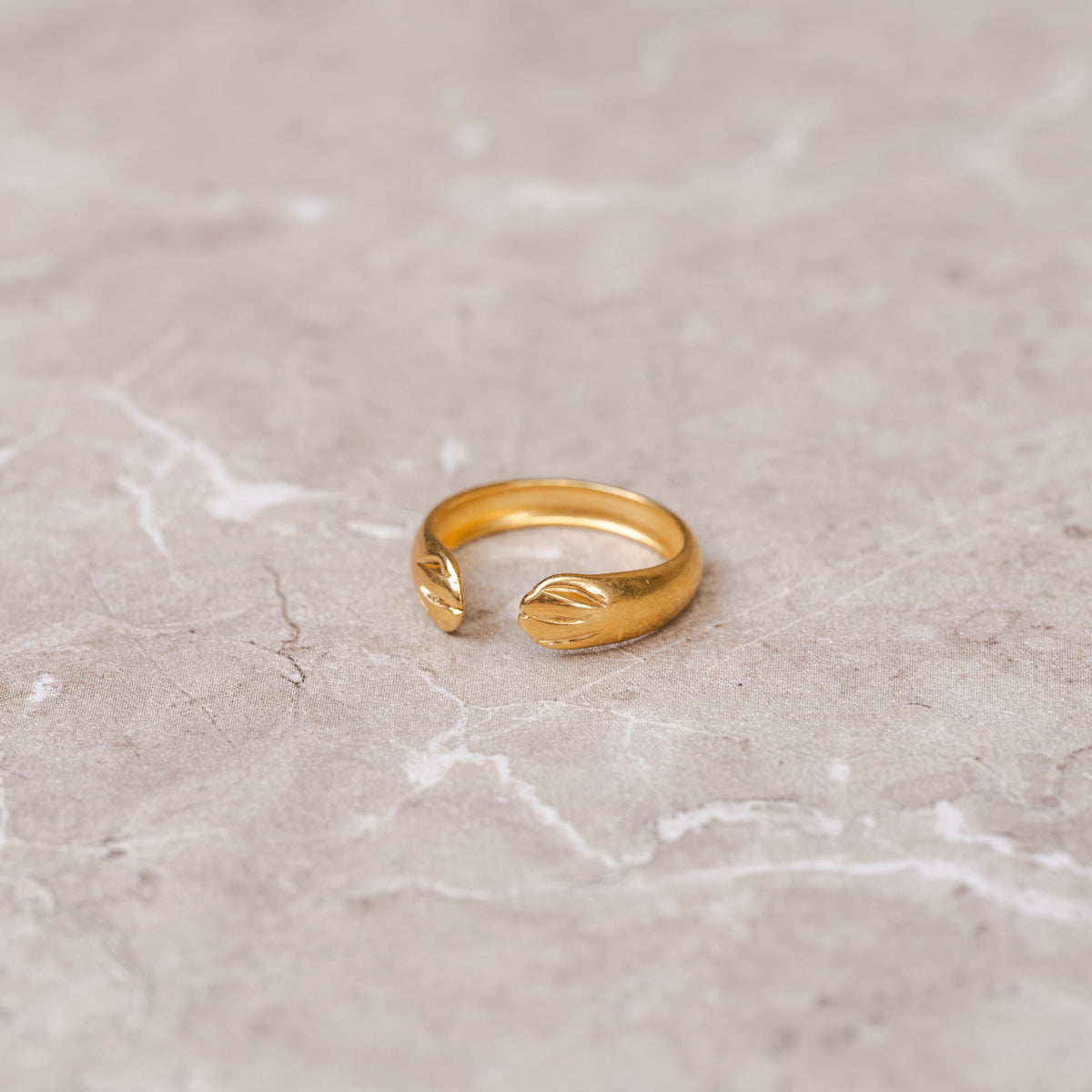 Seitliche Ansicht des Umarmungs-Band Rings Gold