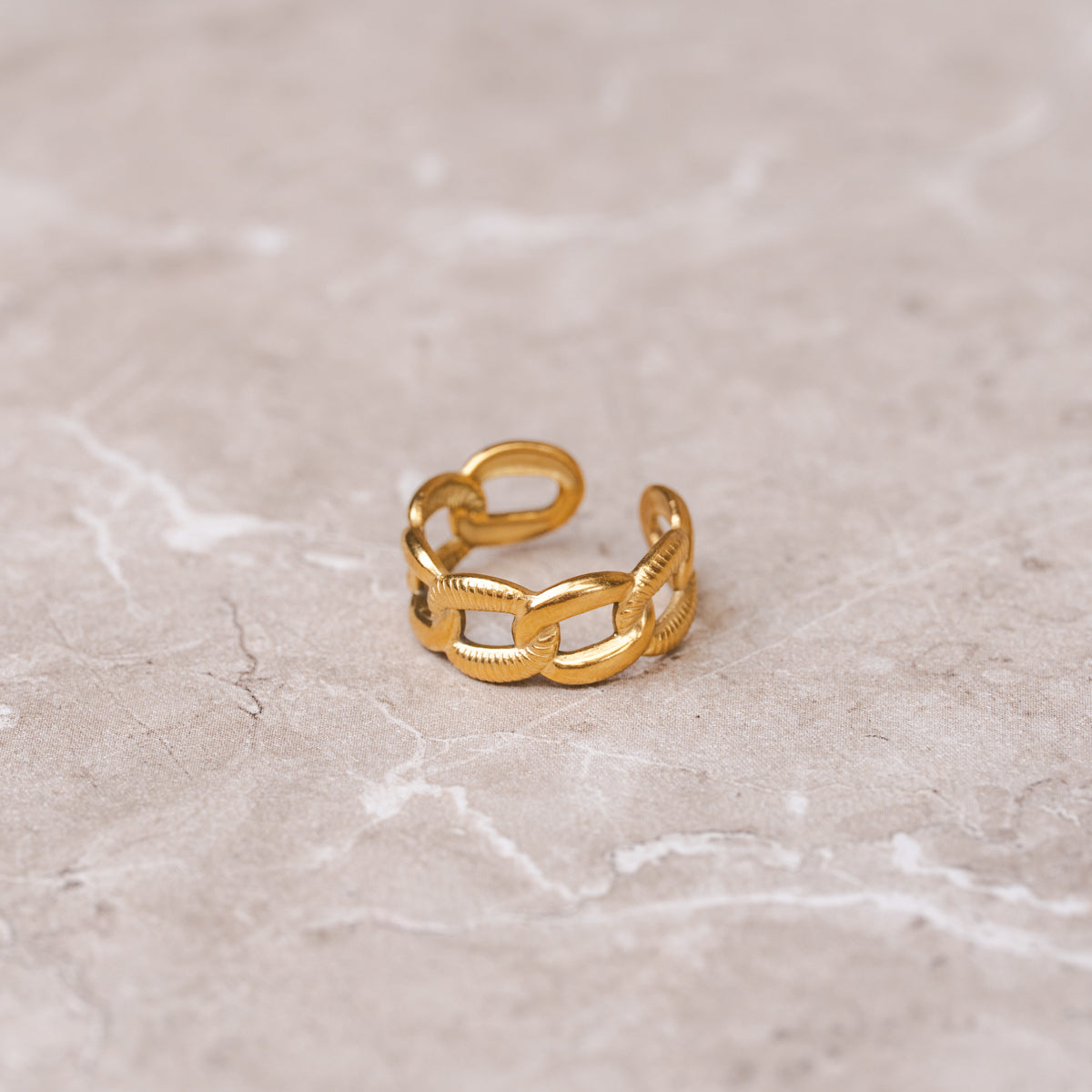 Detailaufnahme des Verketteten Rings Gold