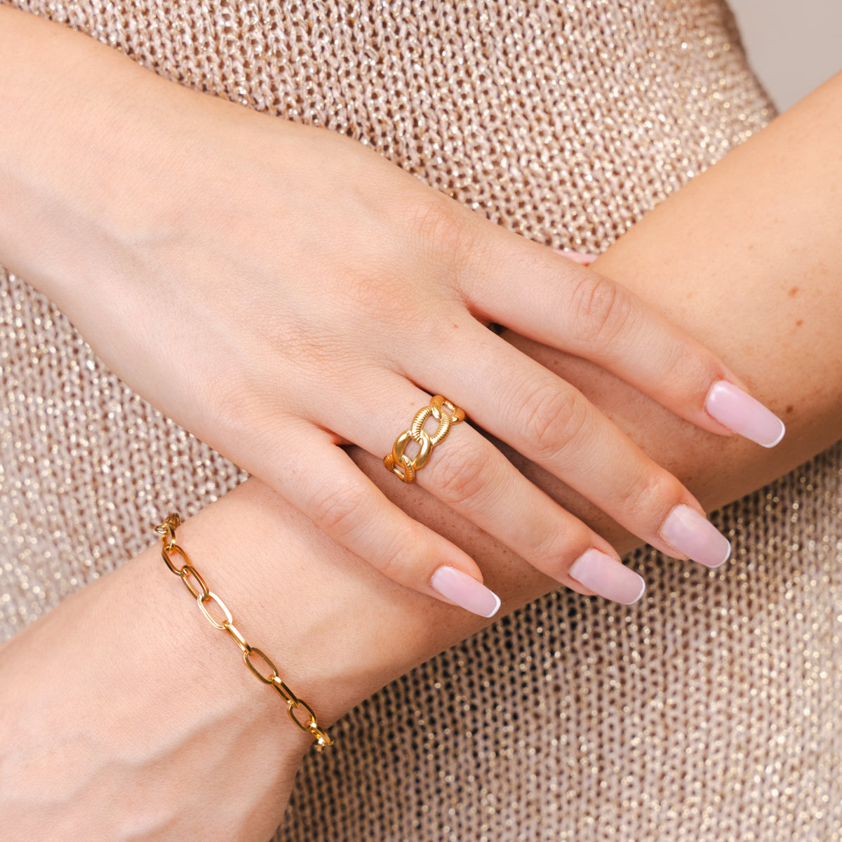 Seitliche Ansicht des Verketteten Rings Gold