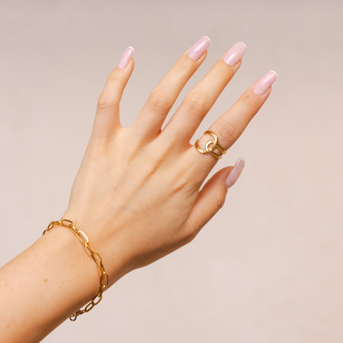 Detailaufnahme des Verschlungenen Rings Gold