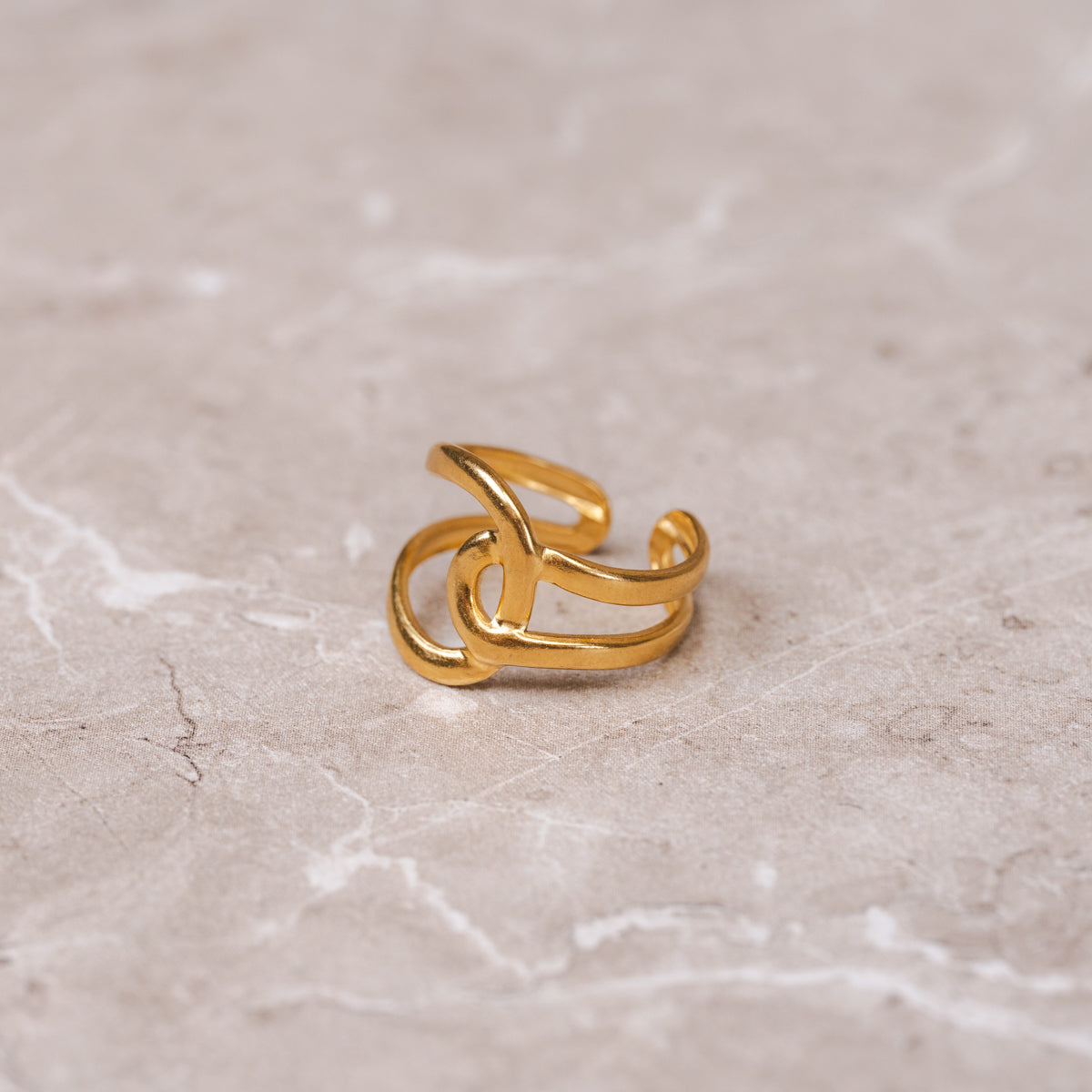 Seitliche Ansicht des Verschlungenen Rings Gold