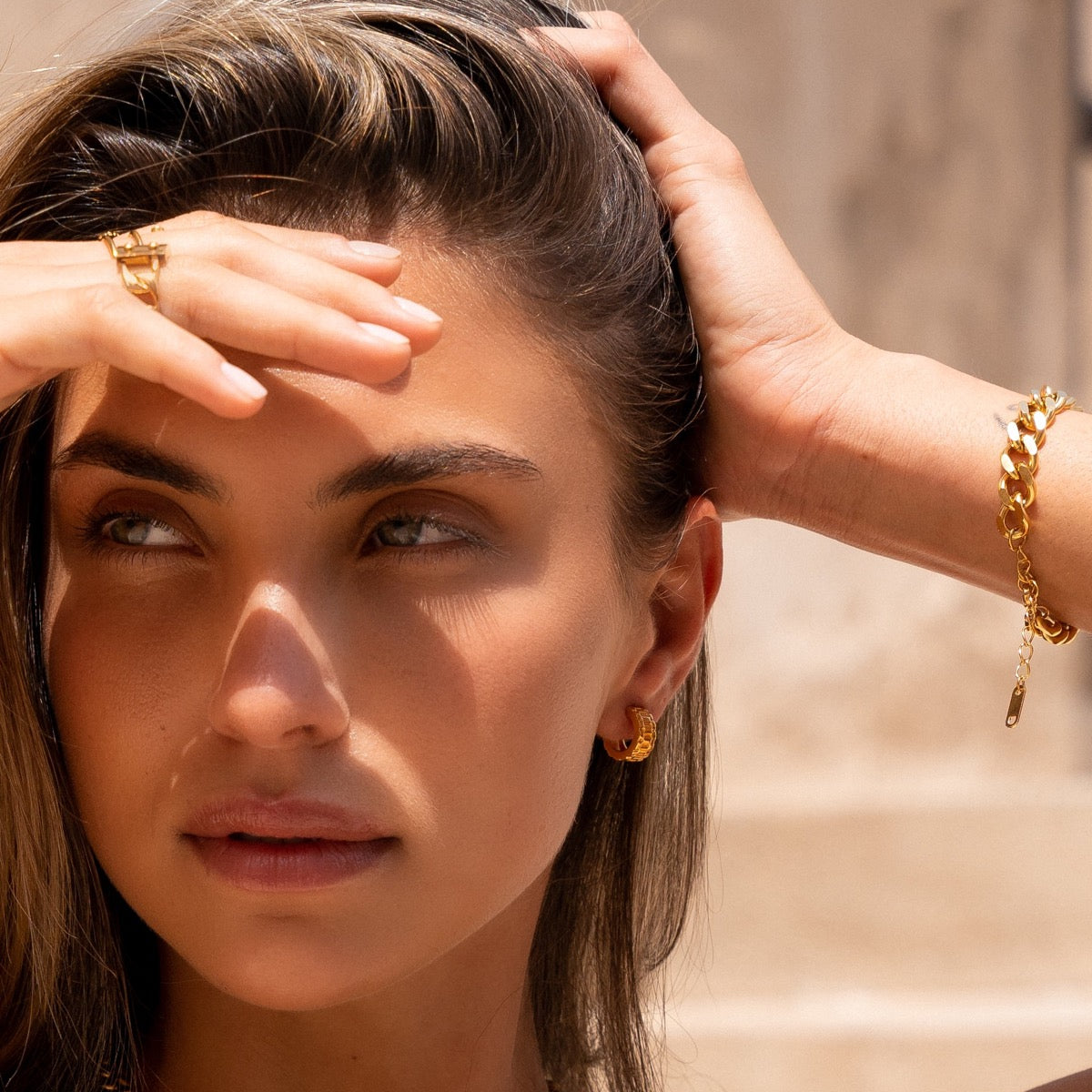 Detailaufnahme der Watchband Creolen Gold
