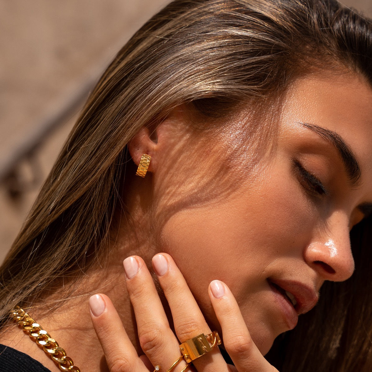 Watchband Creolen Gold am Ohr getragen