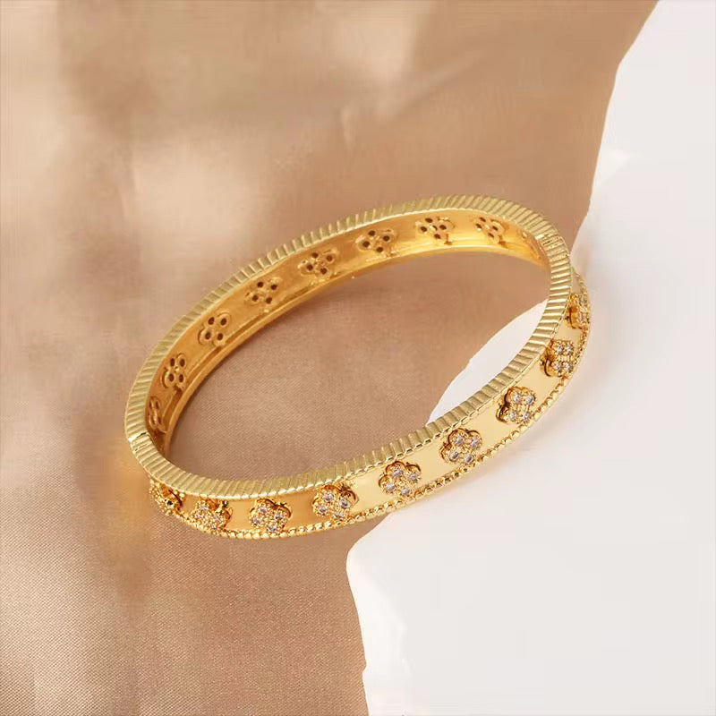 Waterproof Clover 3D bangle bracelet in silver or gold