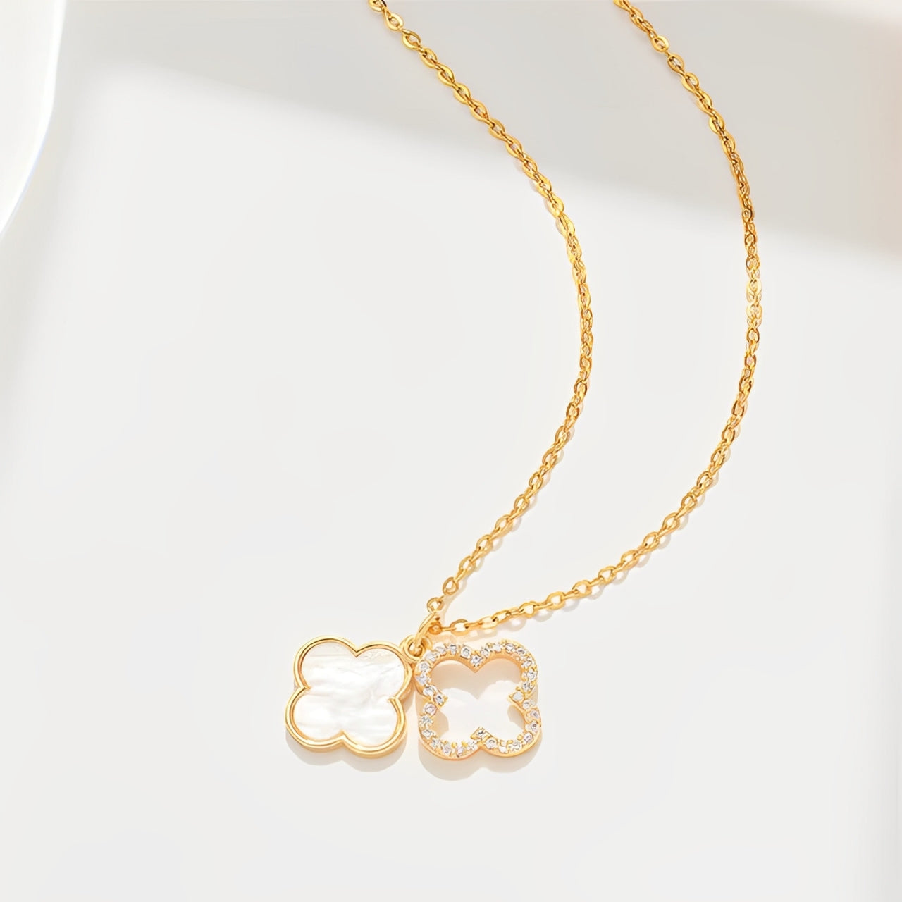 Waterproof clover necklace plated in 18K gold