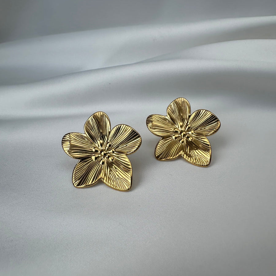 Waterproof test of Flower Love earrings in gold