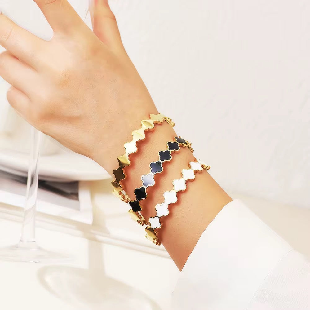 Gold clover bracelet – waterproof and shiny