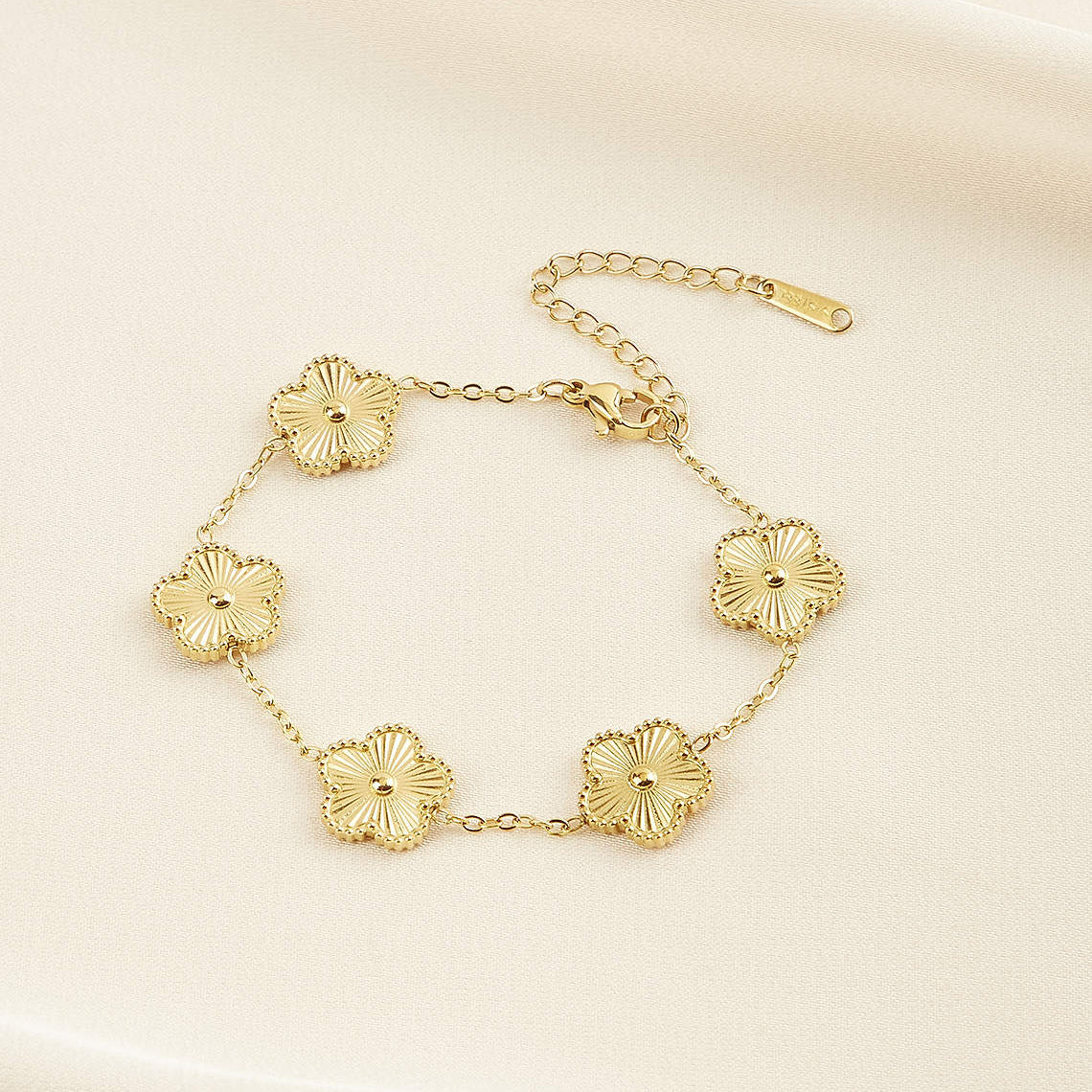 Waterproof flower bracelet in gold