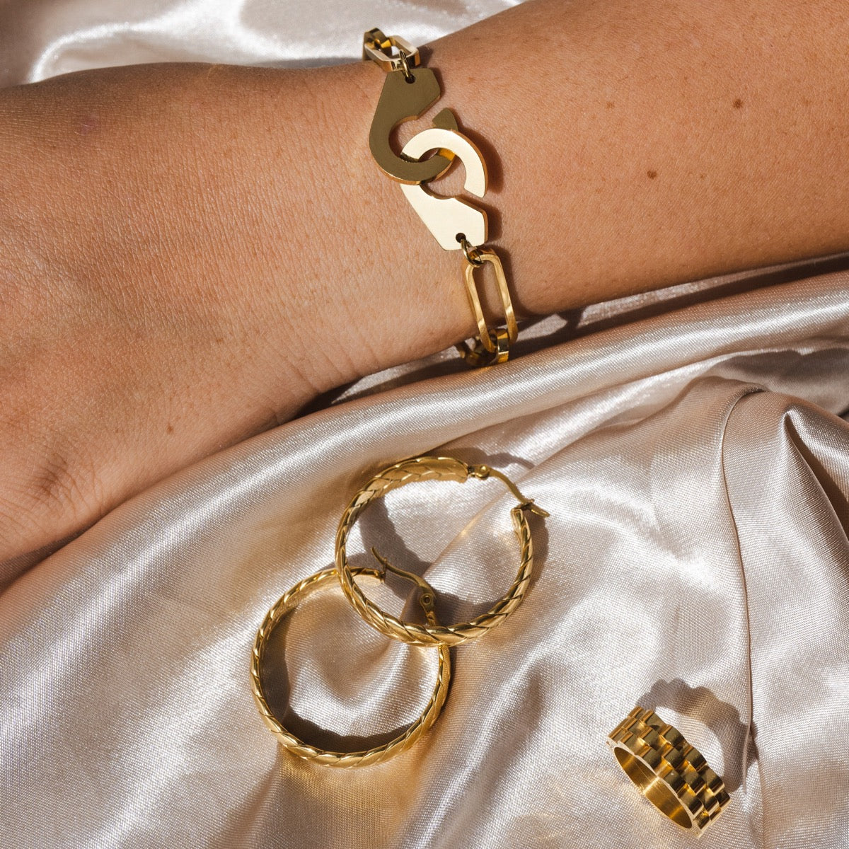Detailaufnahme der Woven Creolen Gold