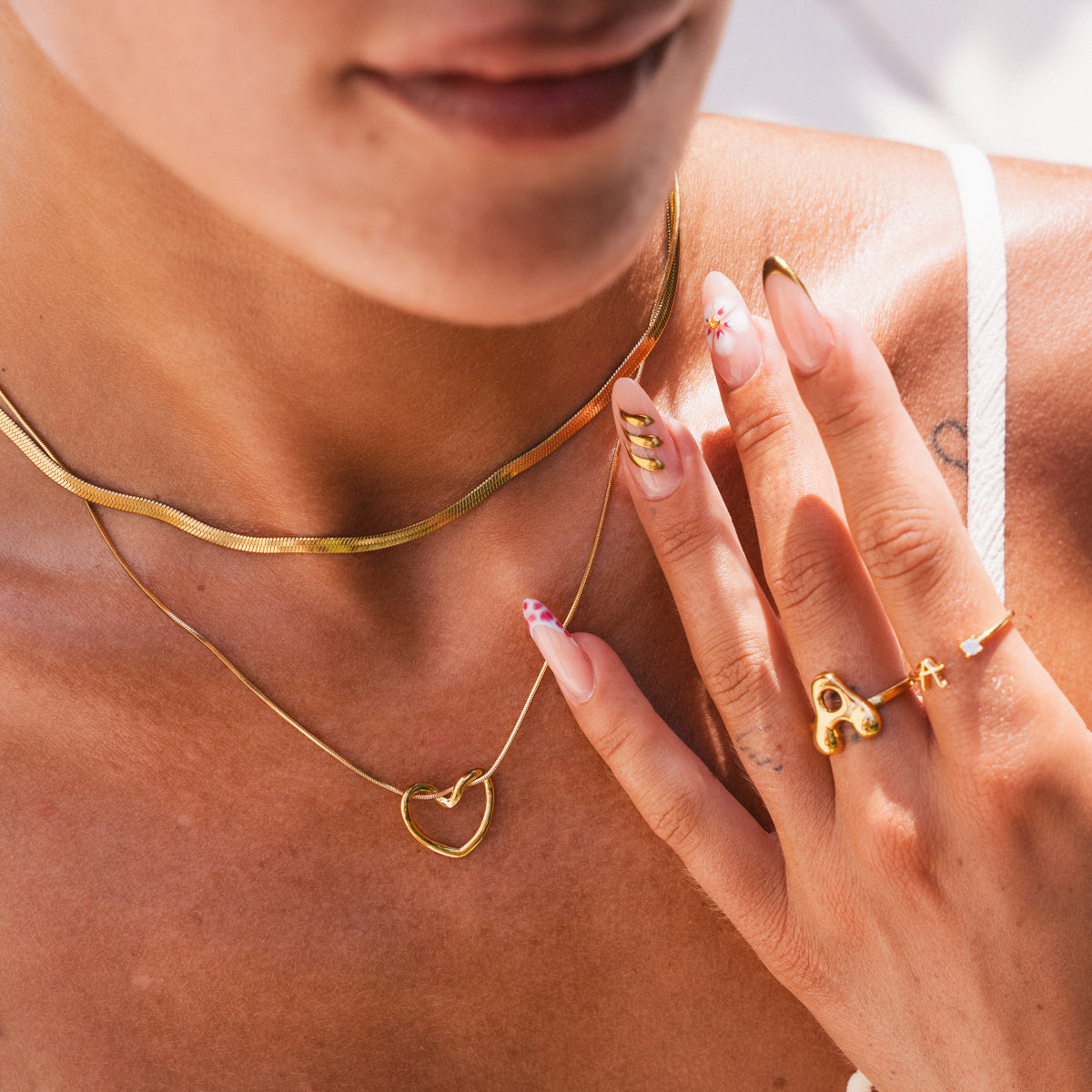 Detailaufnahme der Woven Heart Layered Halskette Gold