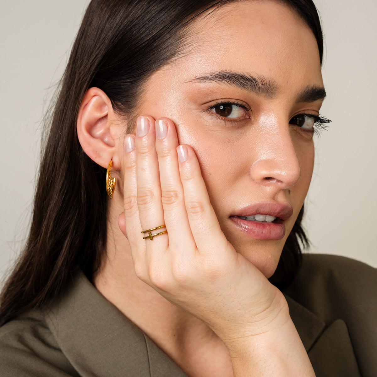 Zion Geometrischer Ring Gold an der Hand getragen