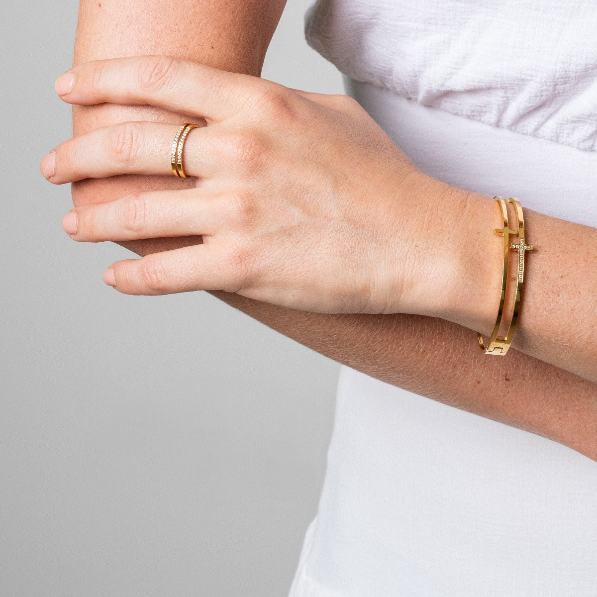 Detailaufnahme des Zion Stein Armreifs Gold